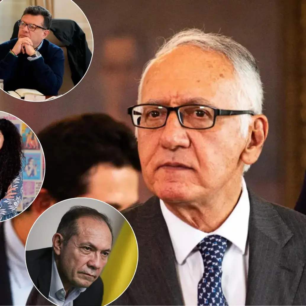 De arriba a abajo: Hollman Morris, director de RTVC; la ministra de Cultura, Yannai Kadamani; y el ministro de Trabajo, Antonio Sanguino. Atrás: Guillermo Jaramillo, ministro de Salud. Foto: El Colombiano.