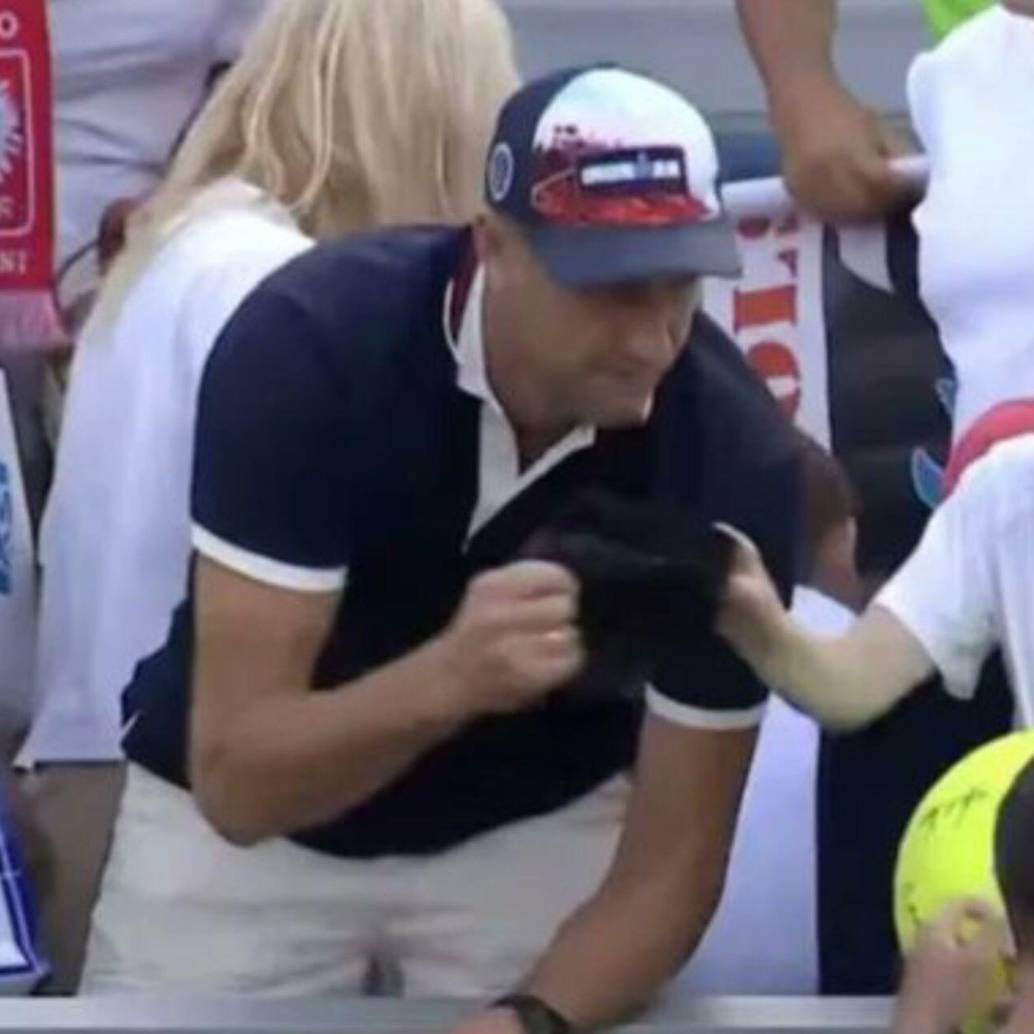 El tenista Kamil Majchrzak le regaló su gorra a un niño luego de un partido del US Open, sin embargo, no se percató de que esta fue tomada por otra persona. Foto: Captura de video redes sociales 