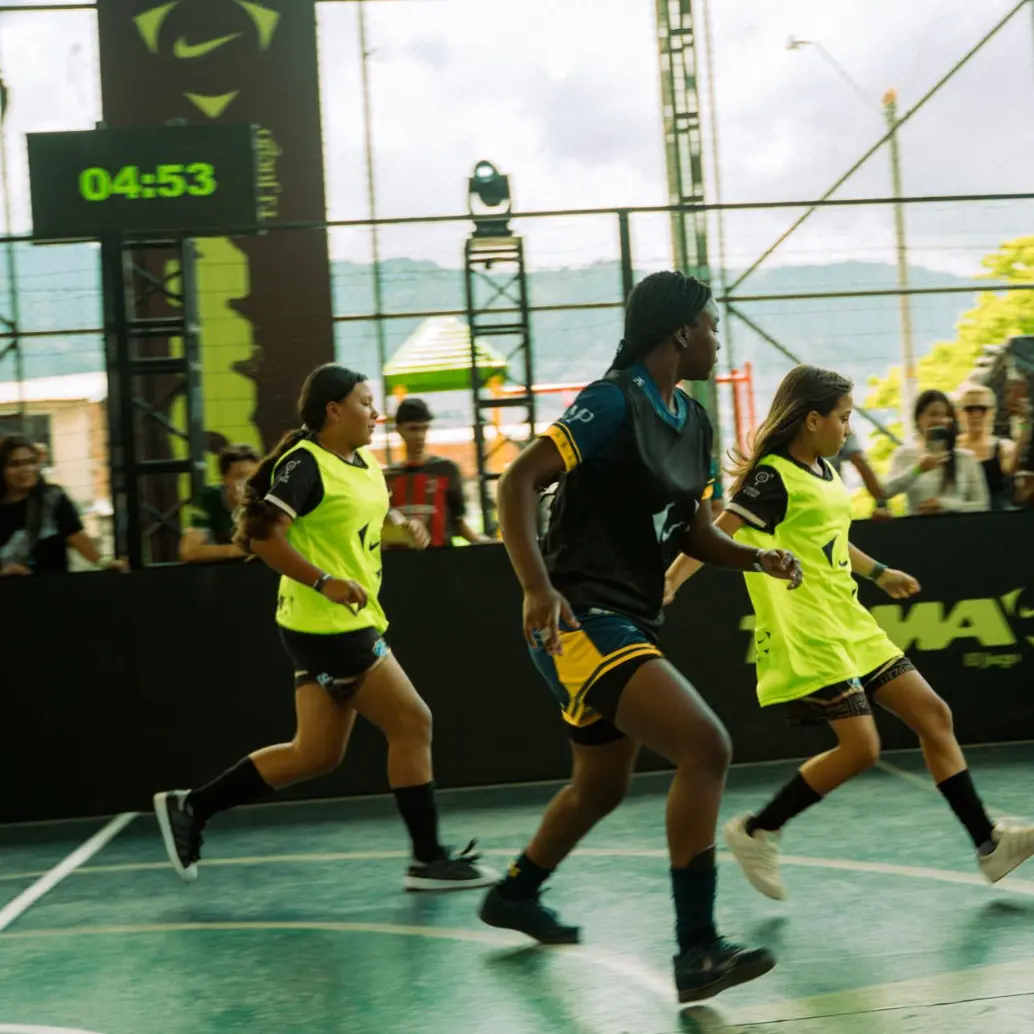 Alrededor de 100 jugadores se citaron en el parque del barrio Andalucía La Francia en la ciudad de Medellín para disputar una de las plazas más codiciadas del fútbol callejero actual. FOTO: Cortesía Nike