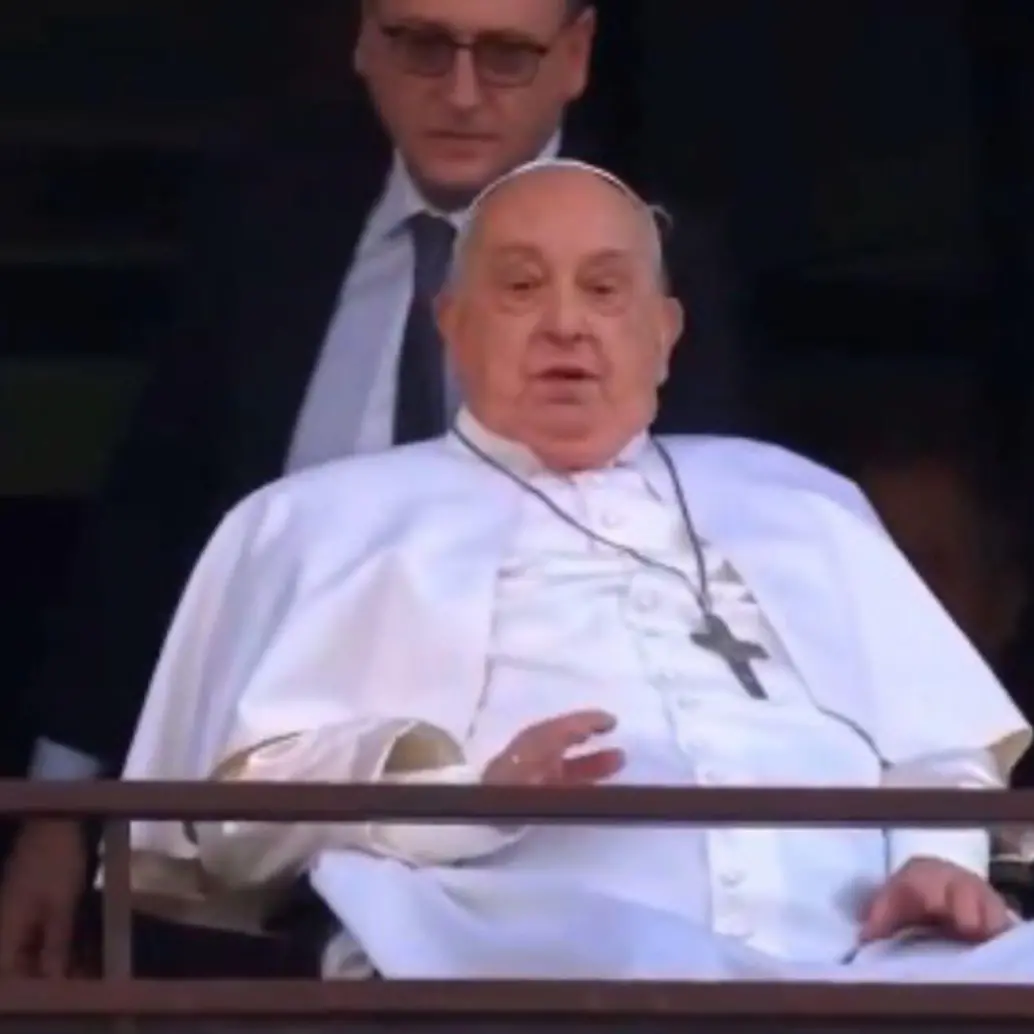 El papa Francisco salió al balcón del hospital a dar la bendición en el Angelus y habló por unos segundos ante los fieles que lo esperaban. Foto: Captura de video redes sociales