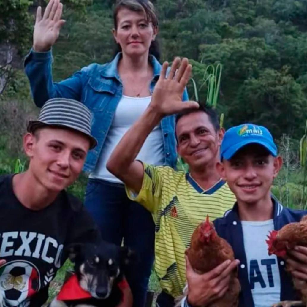 La aparición de Yenny Judit Ariza era constante en los videos que grababan sus hijos sobre la vida en el campo. FOTO: Tomada de Instagram @los_patojos