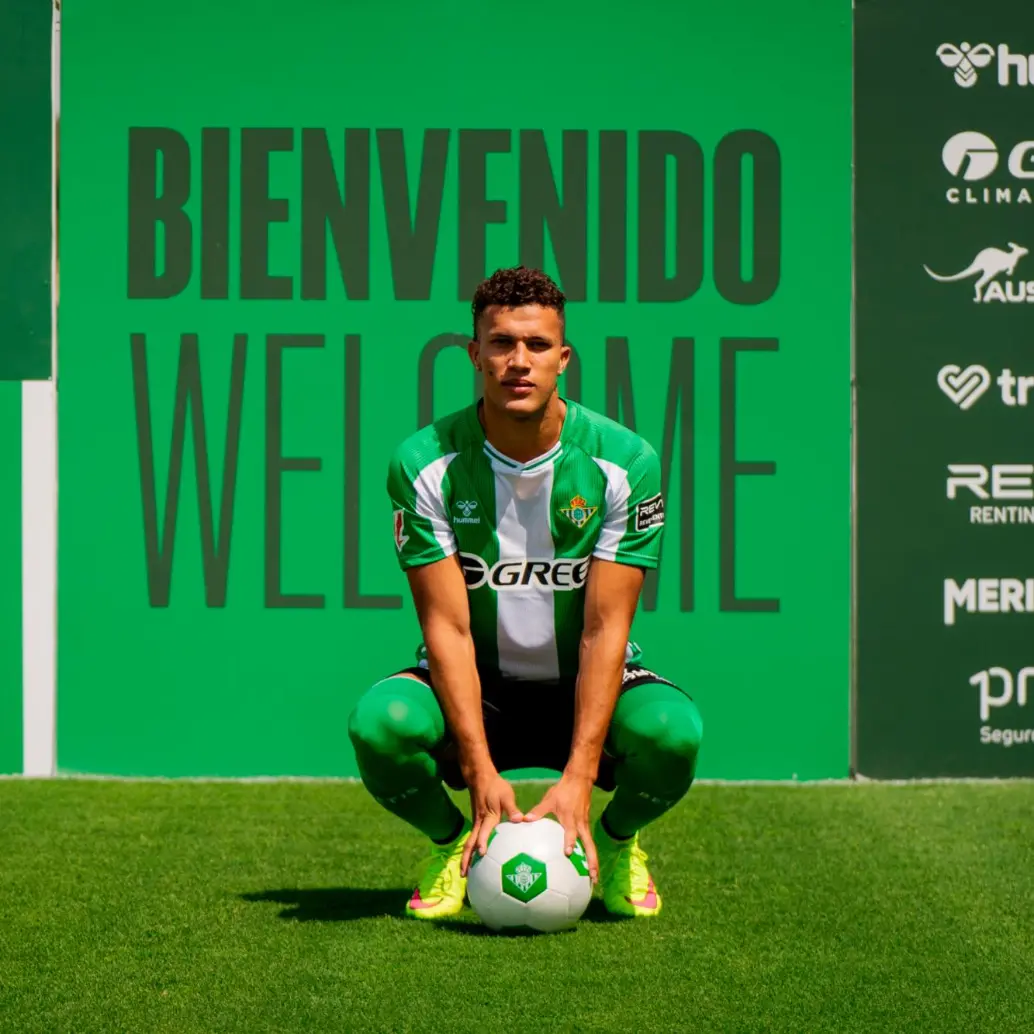 El futbolista colombiano Nelson Deossa, de 25 años, firmó contrato con el Betis hasta 2030. FOTO: TOMADA DEL X DE @RealBetis