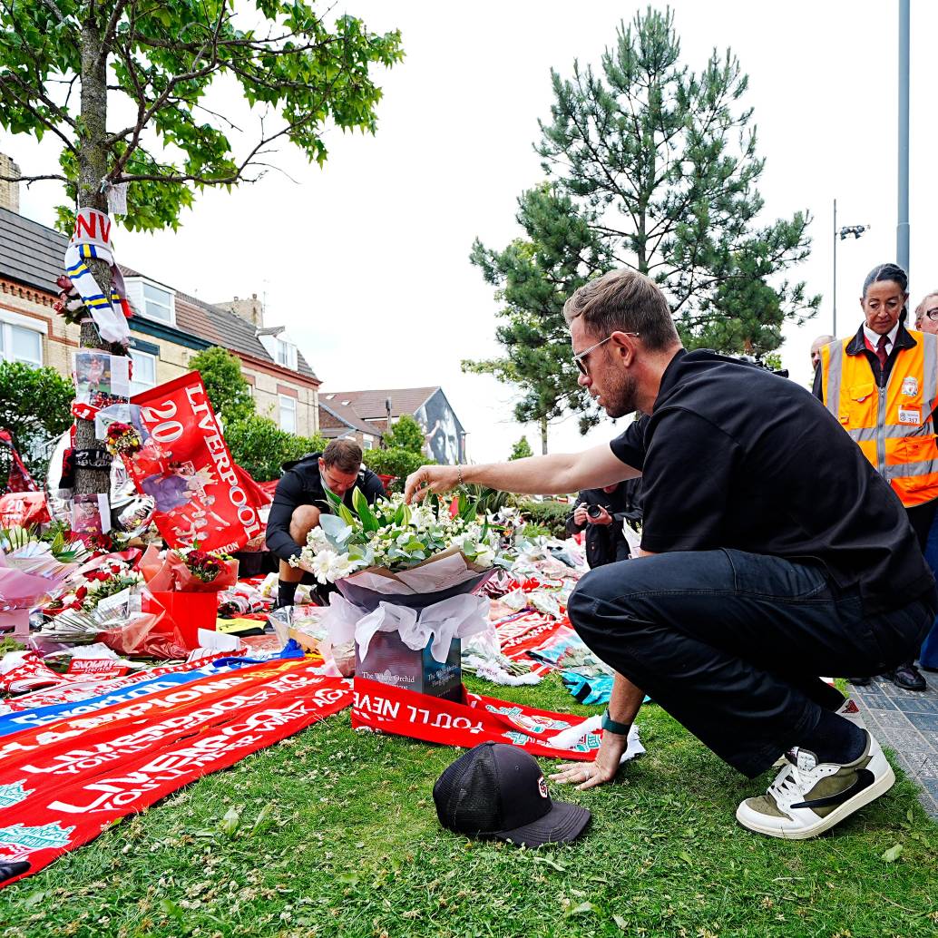El inglés Jordan Henderson<b> </b>quien milita en el Ajax y jugó con Jota en Liverpool hasta el 2024 (fue capitán de los Reds), dejando un arreglo floral en memoria de Diogo y su hermano André. FOTO: GETTY