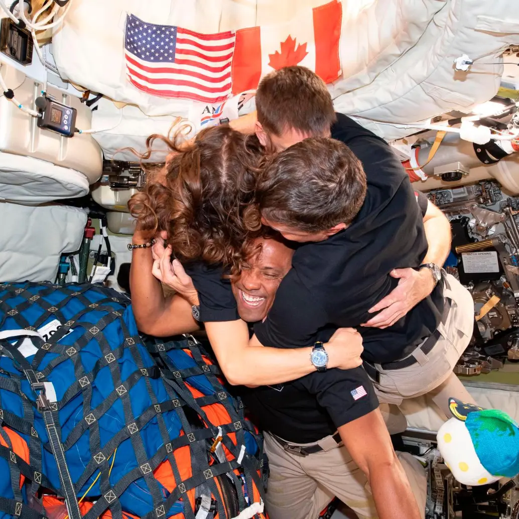 La camaradería y el compañerismo es muy importante en este tipo de misiones en que los cuatro astronautas viajan en un espacio muy reducido que deben compartir a diario. FOTO Cortesía Nasa