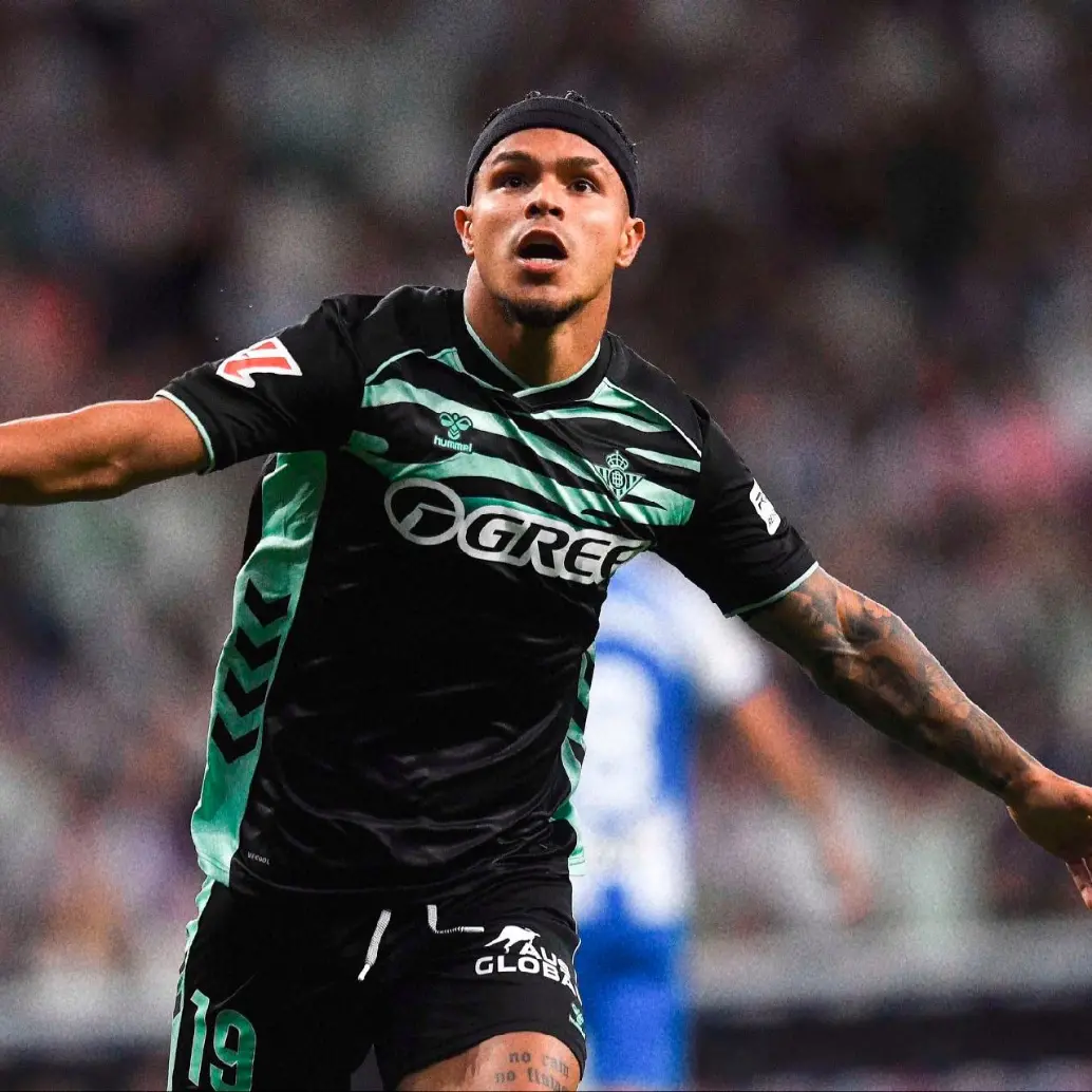 El “Cucho” Hernández ya suma cuatro goles en ocho partidos con el Betis. FOTO: Tomada de X Juan Camilo Hernández
