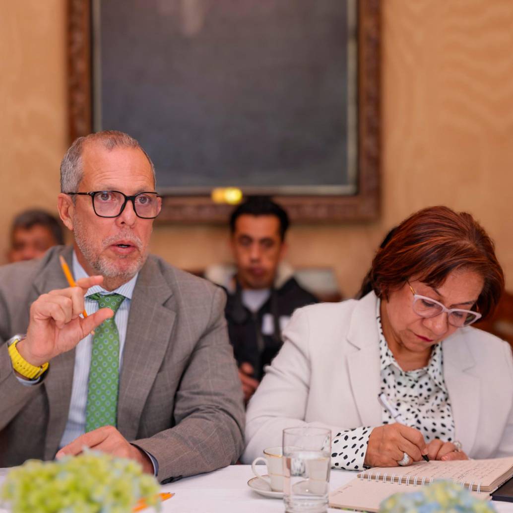 Villavicencio (derecha) asumió transitoriamente en reemplazo de la saliente canciller Laura Sarabia, que renunció justamente en medio de diferencias por la contratación alrededor de los pasaportes. FOTO: PRESIDENCIA