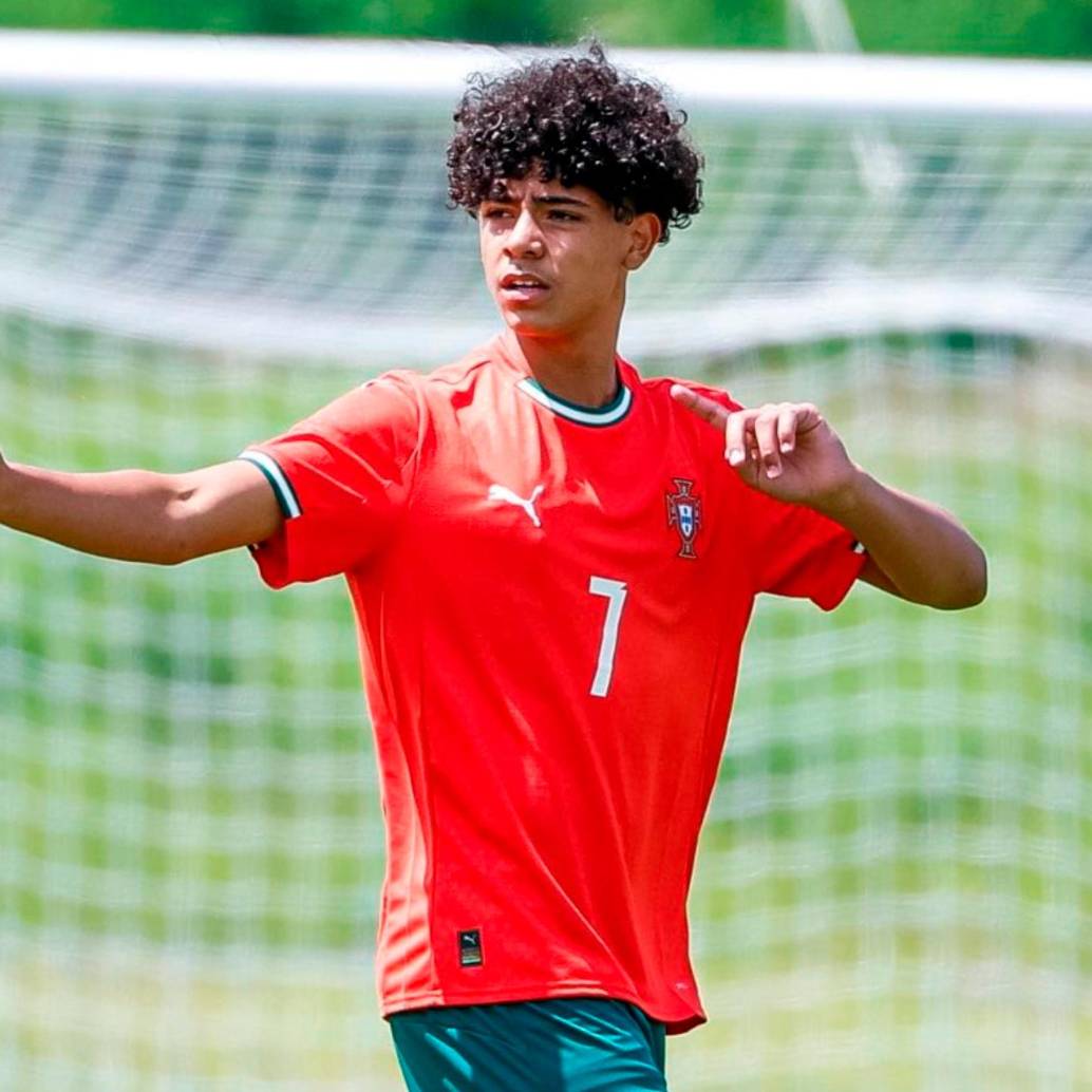 Cristiano Ronaldo Júnior, de 14 años, se formó en las divisiones menores de la Juventus y el Manchester United. Ahora juega en el Al-Nassr de Arabia. FOTO: Tomada de X @Cristiano