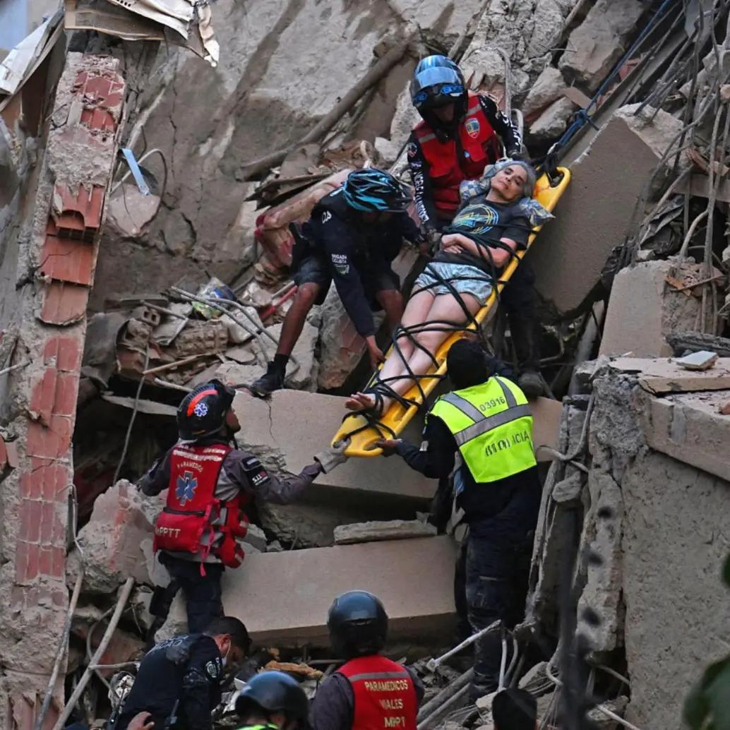 Tras el fuerte sismo que sacudió la costa norte de Venezuela este miércoles, el Gobierno colombiano activó un plan de contingencia humanitaria que incluye el despliegue de equipos especializados de búsqueda y rescate. FOTO: AFP