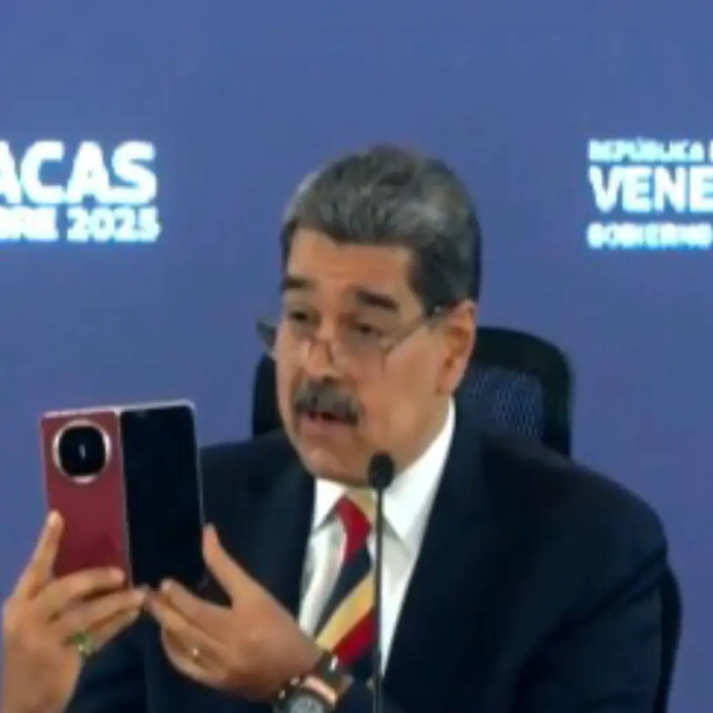 Nicolás Maduro presumió un Huawei que en Colombia cuesta aproximadamente 10 millones de pesos. Foto: Captura de video