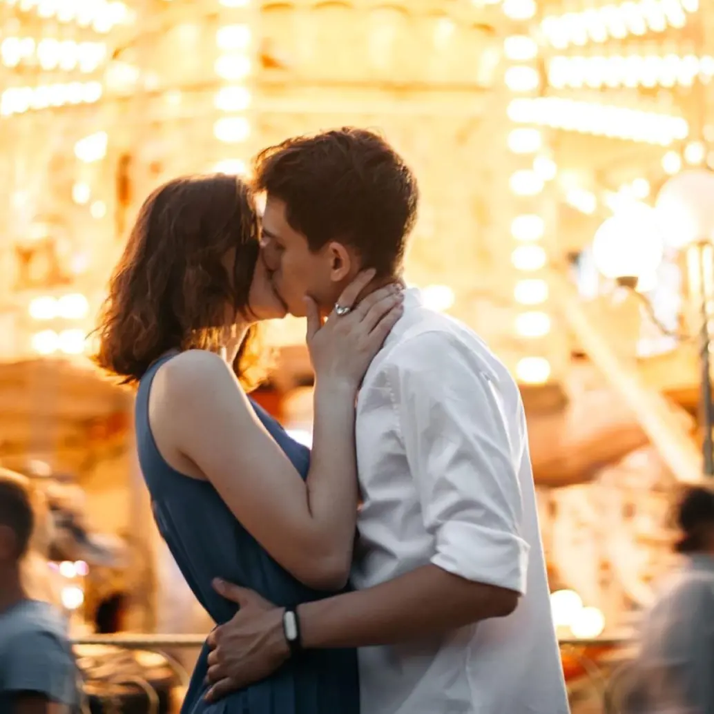 Cada 13 de abril se celebra el Día Internacional del Beso en recuerdo del récord del beso más largo del mundo. Foto: Getty Images