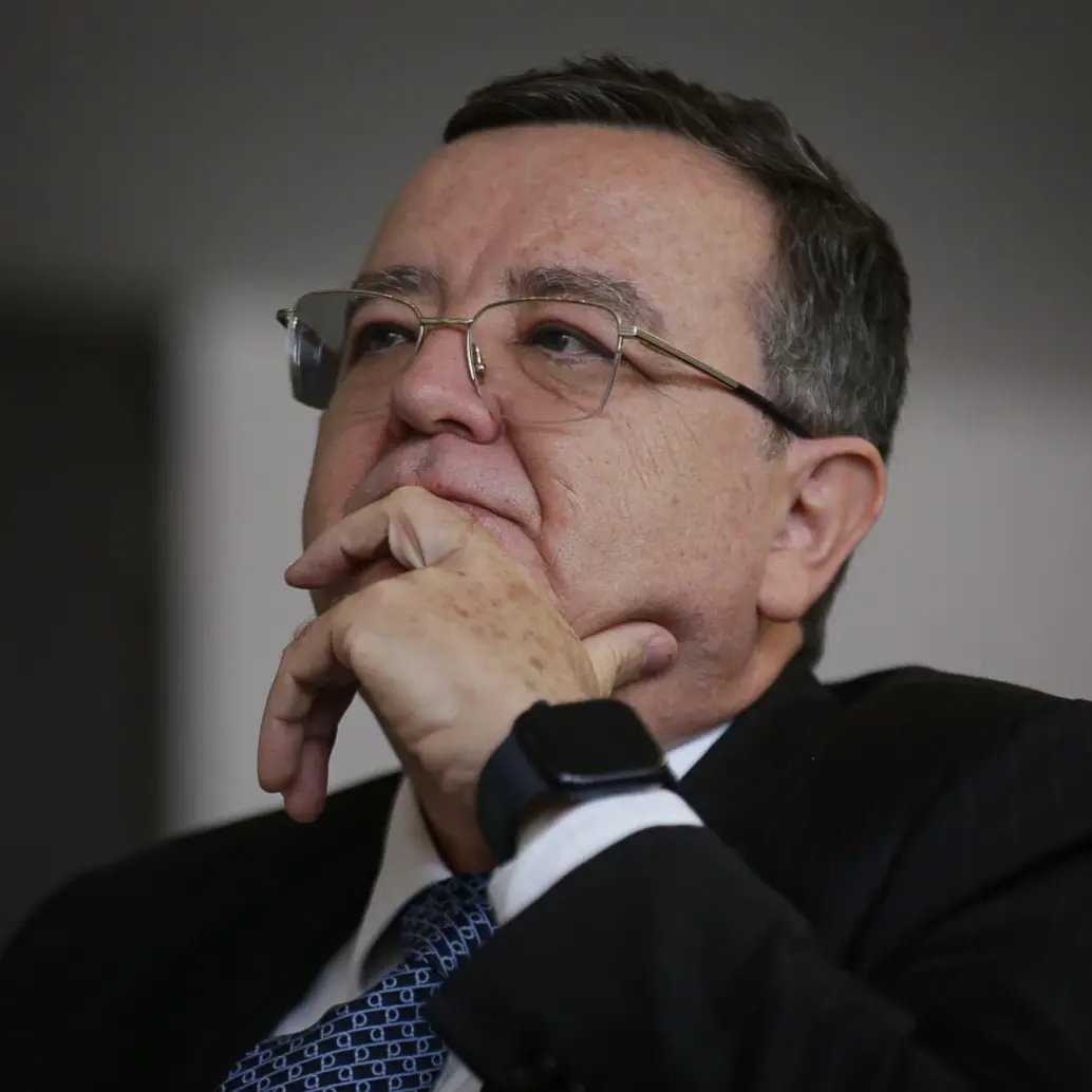 El presidente de la JEP, Alejandro Ramelli, aseguró que la jurisdicción cuenta con varios blindajes constitucionales e internacionales que impiden su eliminación por decisión unilateral del Gobierno. FOTO Colprensa