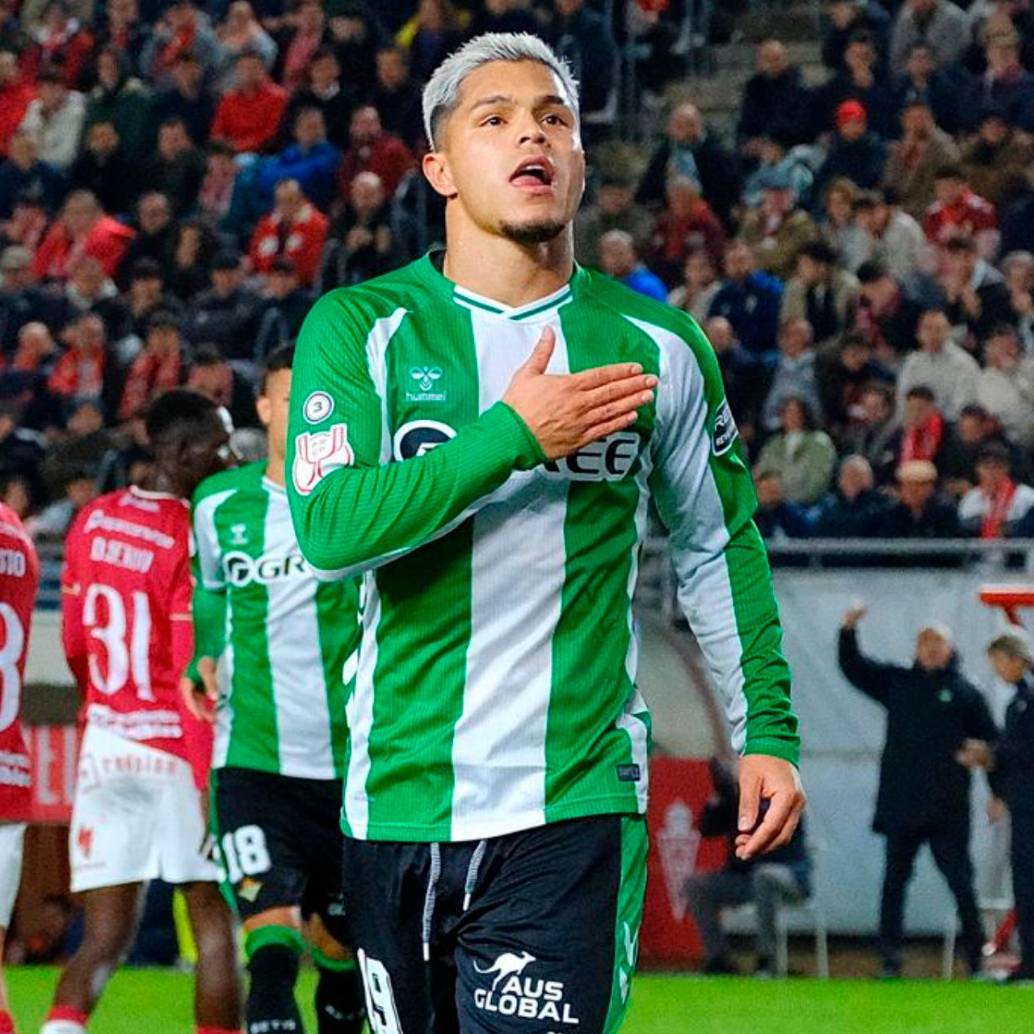 El delantero Juan Camilo Hernández ha marcado en tres de los últimos cuatro partidos del Betis en España. Foto: tomada del x de @RealBetis