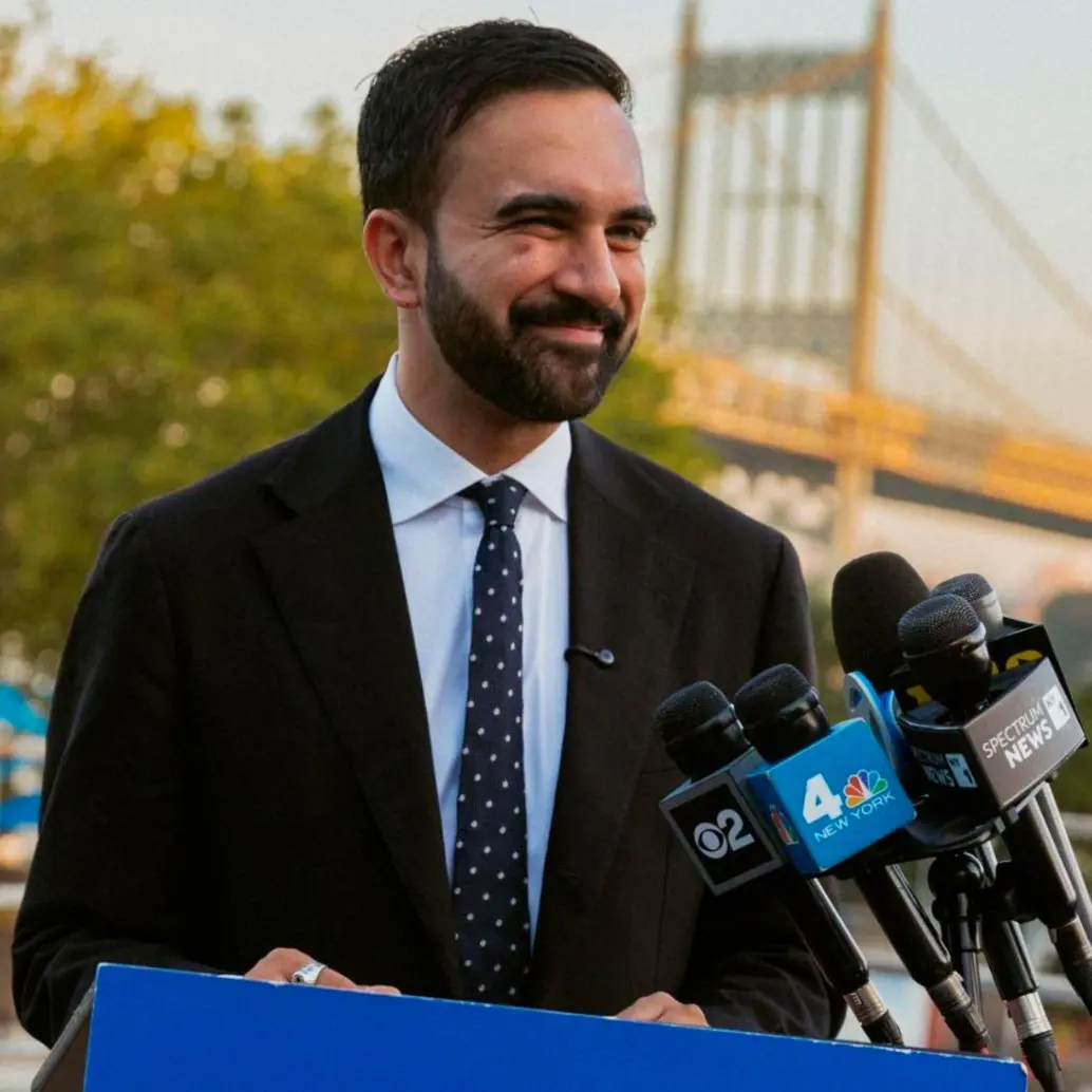 De ser elegido alcalde de Nueva York, Mamdani, con 33 años,<b> </b>se convertiría en una de las personas más jóvenes en ocupar el cargo.<b> </b>También se convertiría en el primer alcalde musulmán en la historia de la ciudad. FOTO: Tomada de X @ZohranKMamdani