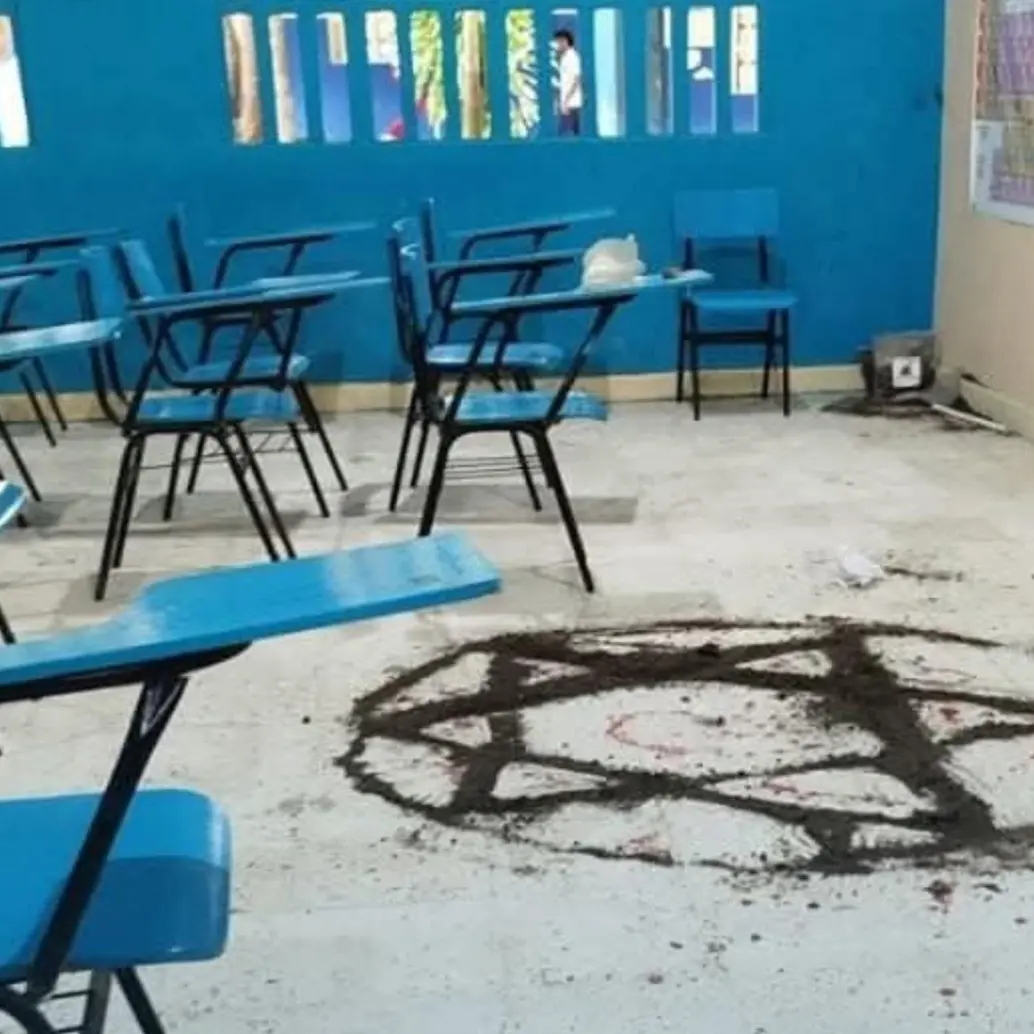 Estudiantes, padres de familia y miembros de la Institución Educativa Liceo Percy Vergara, en Corozal, Sucre, están a la expectativa de lo ocurrido tras el hallazgo de los símbolos. FOTO: REDES SOCIALES