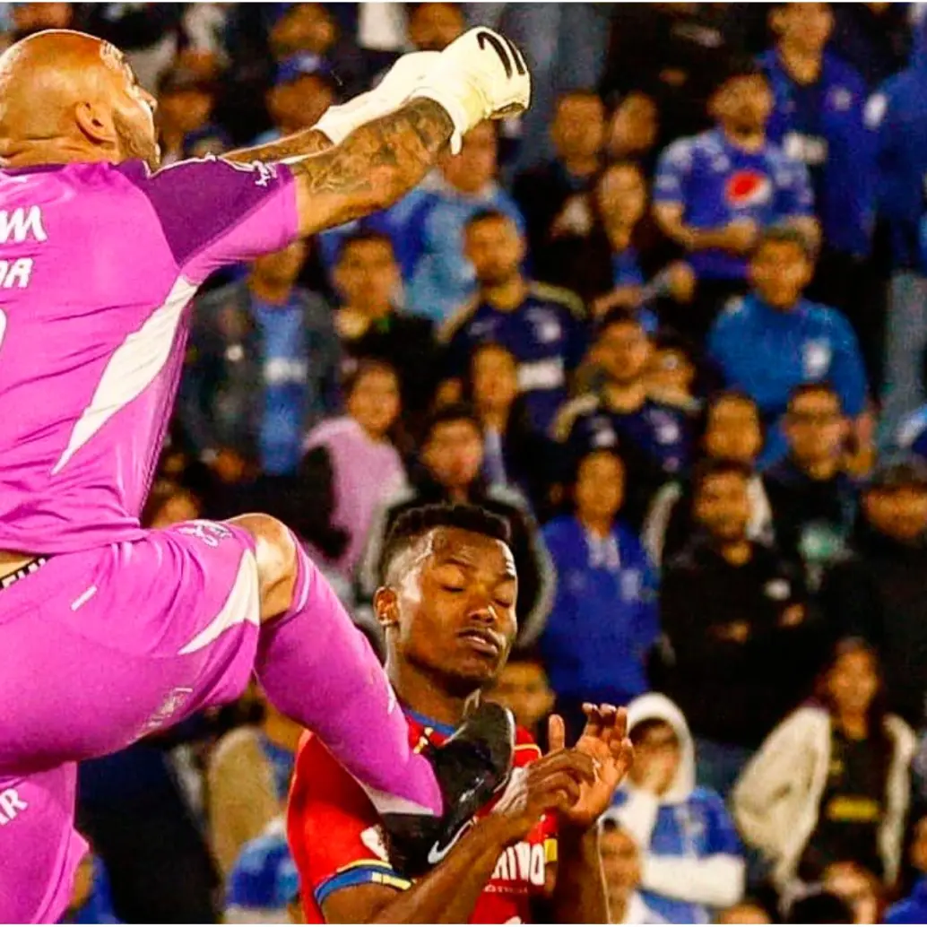 El arquero Diego Novoa le dio un golpe fuerte al futbolista Johan Caicedo, del Deportivo Pasto, en el duelo válido por la segunda fecha de la Liga. FOTO: TOMADA DEL X DE @DeportivoPasto