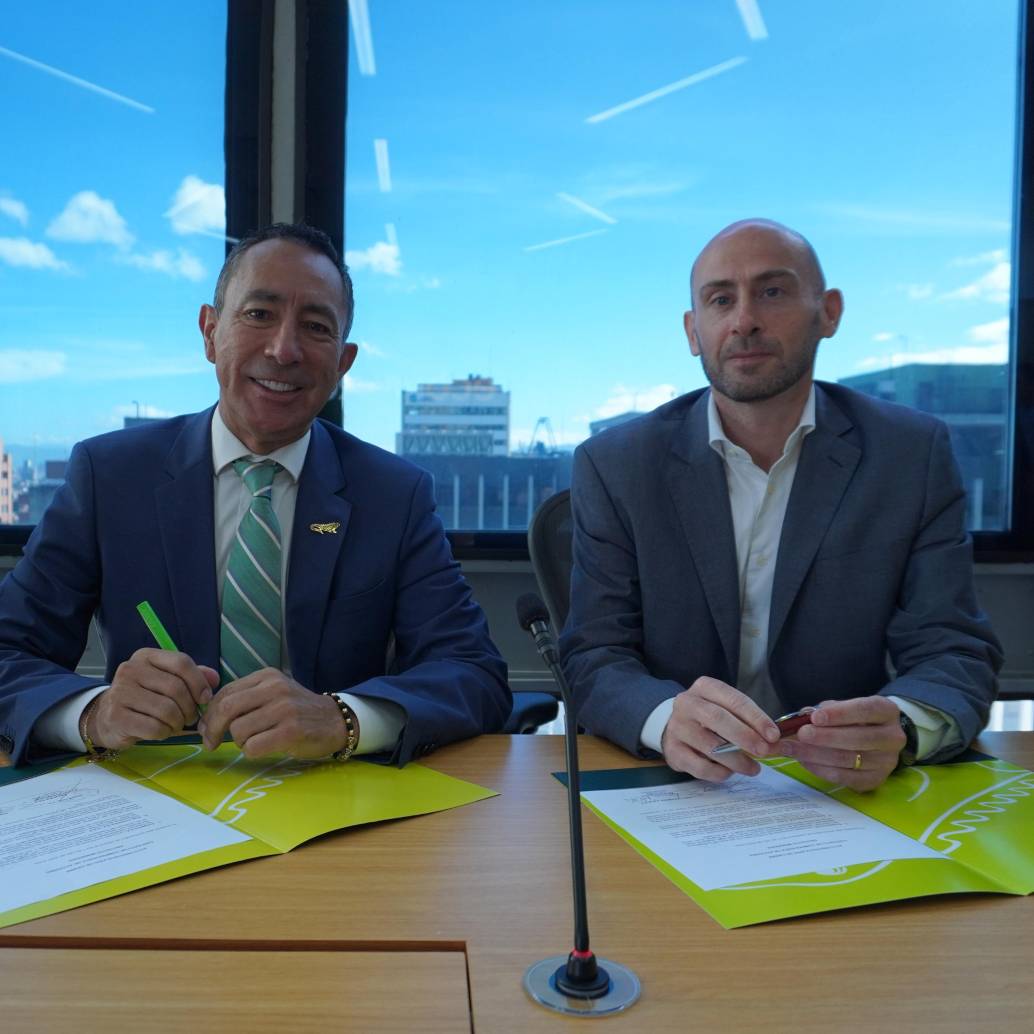 El presidente de Ecopetrol, Ricardo Roa, y Francesco Bertoli, gerente general de Enel Colombia, firman el acuerdo. Foto: Cortesía