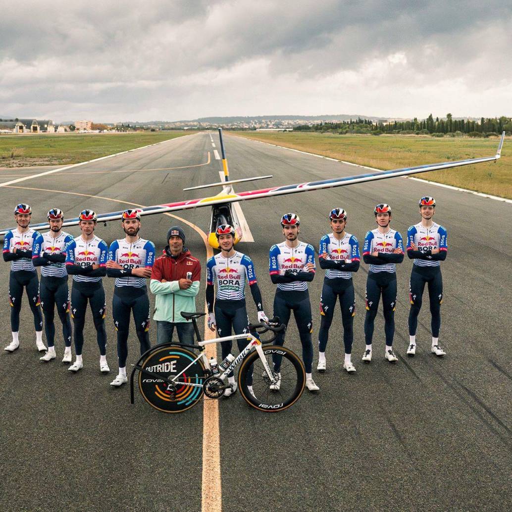 Nueve ciclistas rodaron a una velocidad de 54 km/h para impulsar una avioneta. Foto: @RBH_ProCycling