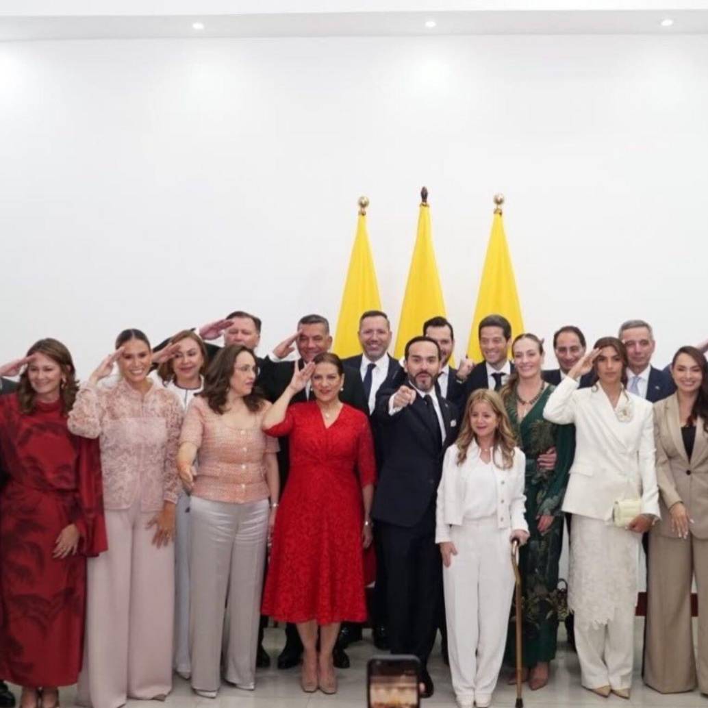 Los 18 ministros del gabinete de Abelardo de la Espriella fueron posesionados en Cali. Foto: @jrestrp