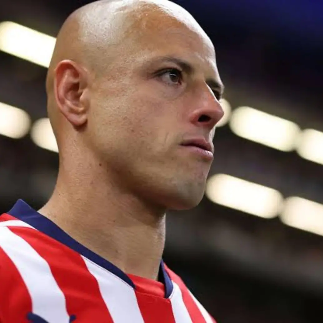 “Chicharito”, quien juega en Chivas de Guadalajara, tiene 37 años y es el goleador histórico de la Selección mexicana con 52 goles, emitió un comunicado para pedir disculpas por sus videos. FOTO: Getty