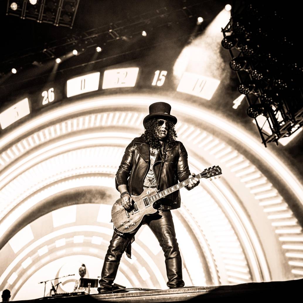 Slash, en pleno concierto de los gunners este martes 7 de octubre en Bogotá. FOTO Cortesía Guns N’ Roses.
