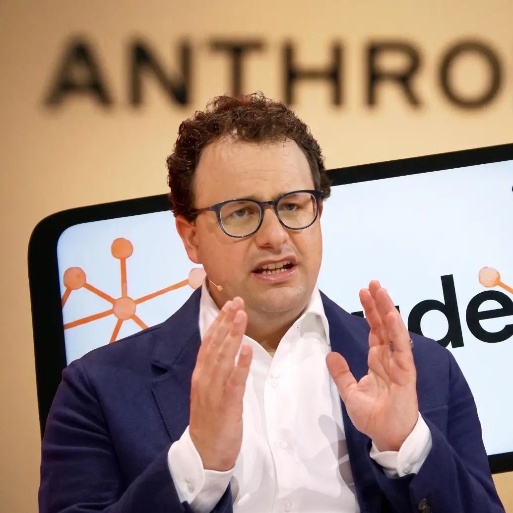 El director ejecutivo (CEO) y cofundador de Anthropic es Dario Amodei, un destacado investigador estadounidense en inteligencia artificial. FOTO: Getty (fontomontaje con IA).