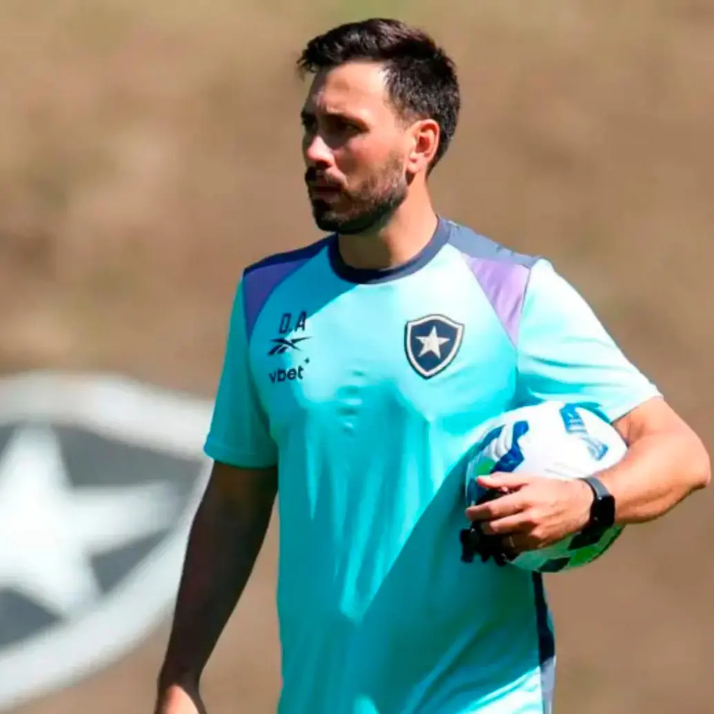 El entrenador italiano Davide Ancelotti fue entrenador del Botafogo brasileño hasta diciembre del año pasado. Foto: tomada del x de @Botafogo