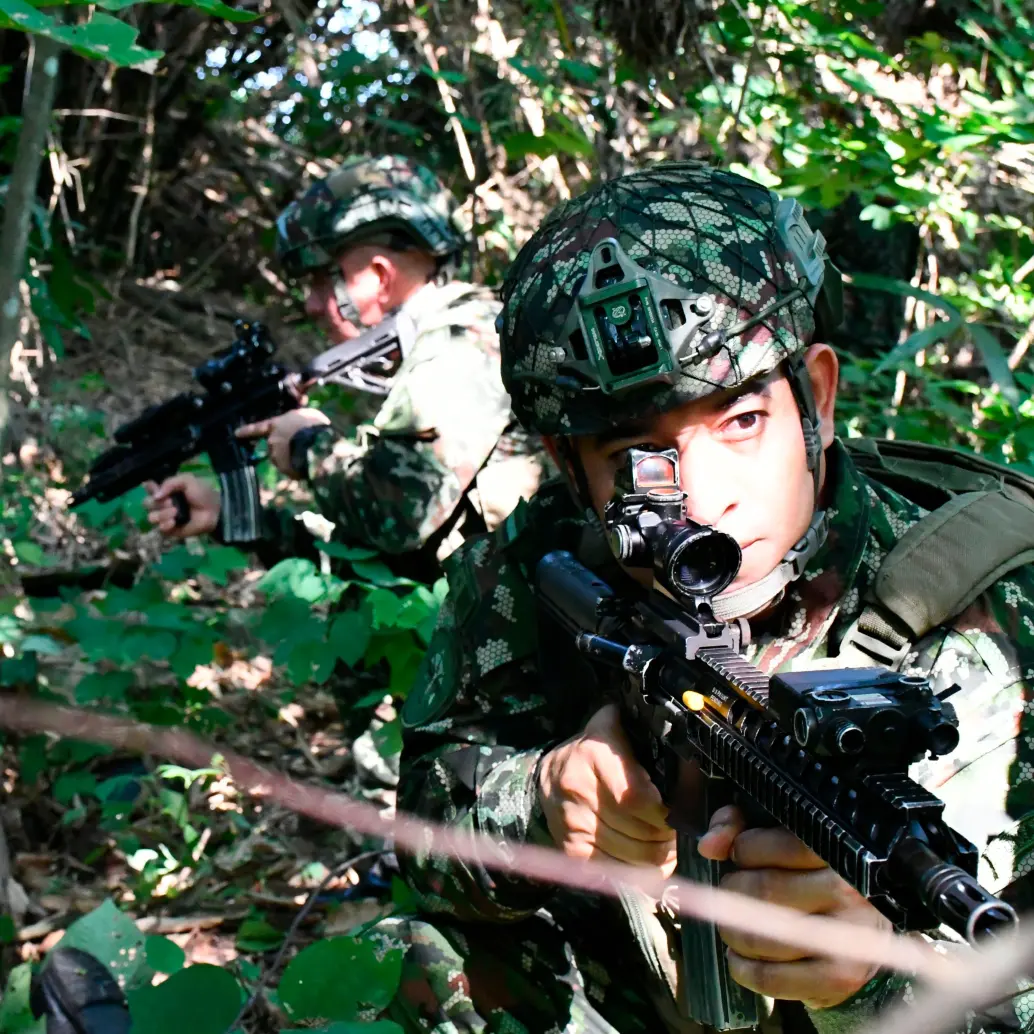 Los militares se desplegaron en la zona del bombardeo, para buscar cadáveres y terroristas heridos. FOTO: CORTESÍA EJÉRCITO.