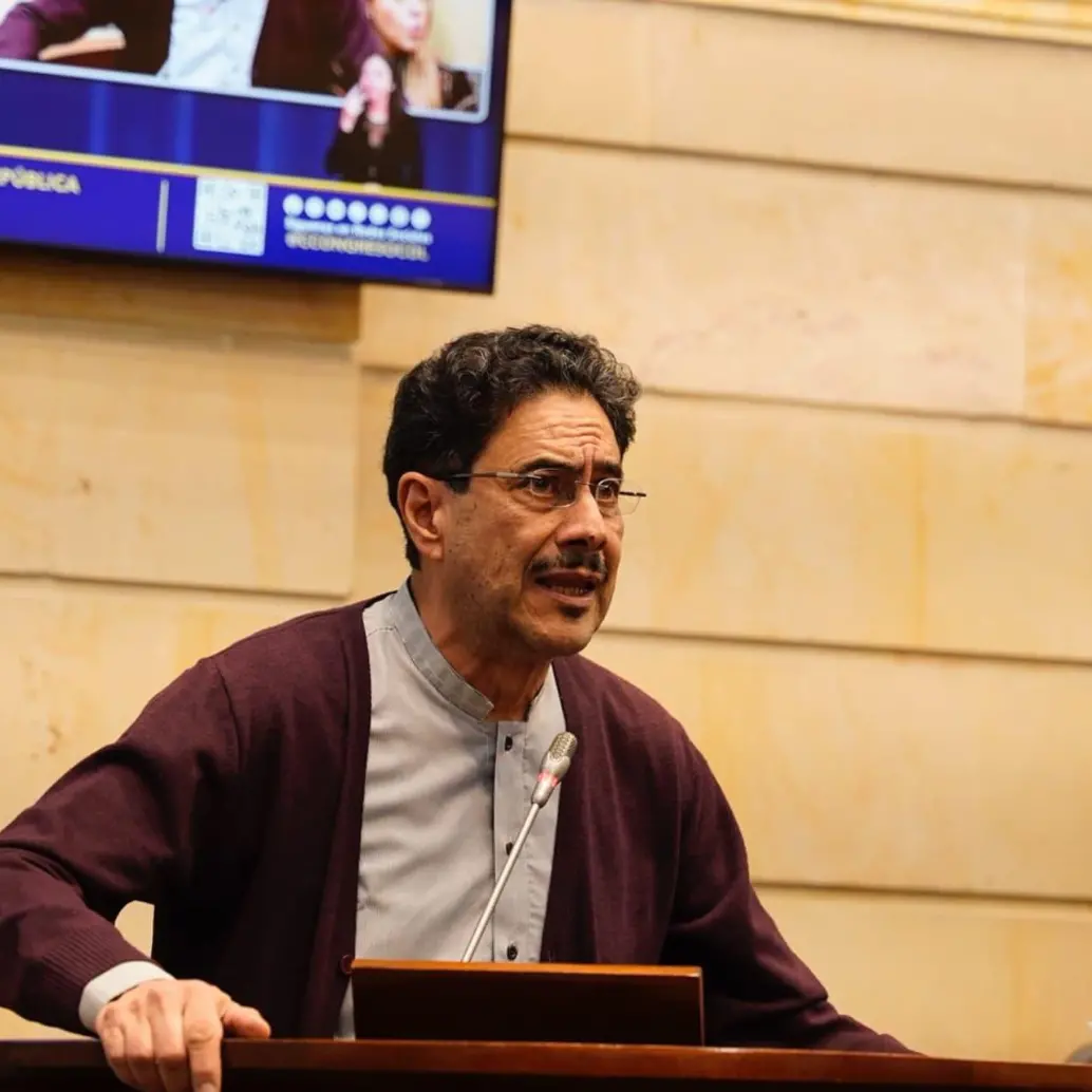 Iván Cepeda aclara que seguirá en la contiendo electoral. Foto