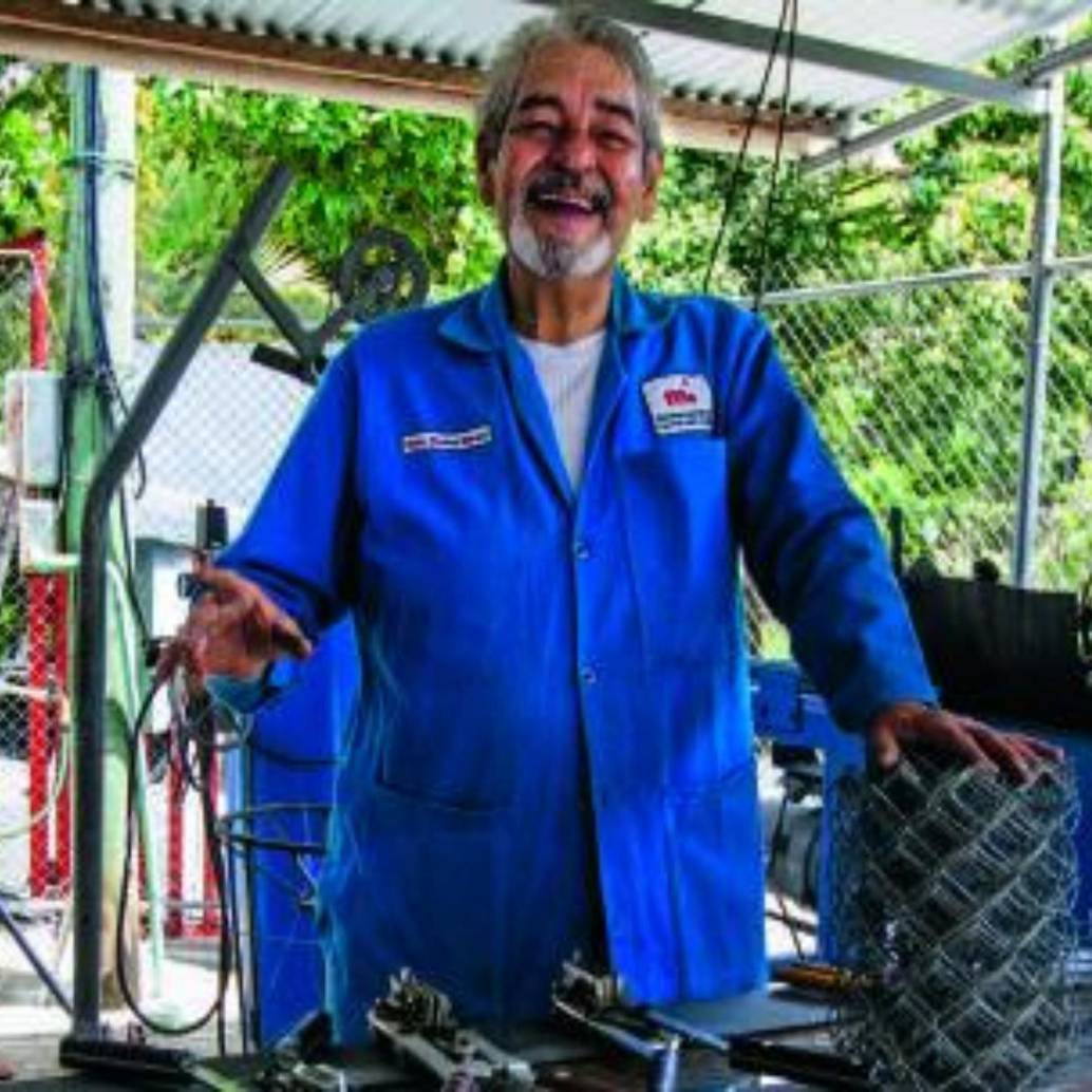 Mauricio tenía 24 años cuando creó su primera máquina para hacer mallas. Ahora, jubilado, trabaja para entretenerse. FOTO JULIO CÉSAR HERRERA