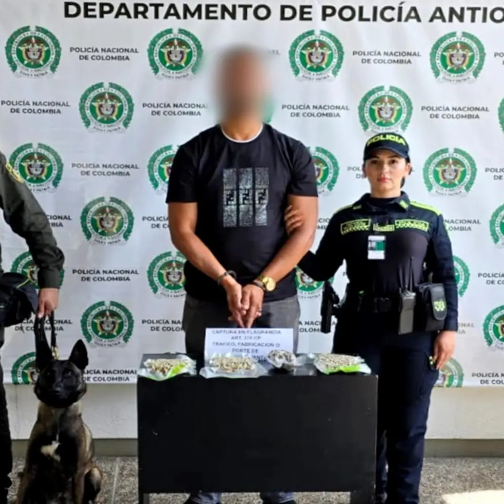El detenido junto a la droga incautada tras el operativo policial. FOTO: Cortesía