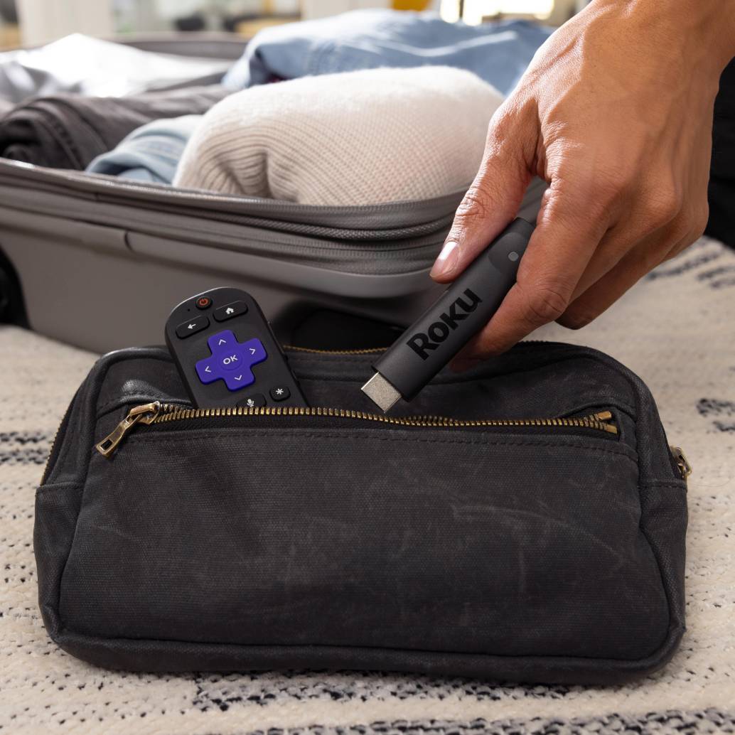 El Roku Streaming Stick Plus 2025, un dispositivo del tamaño de una memoria USB que se conecta directamente al puerto HDMI del televisor. FOTO cortesía