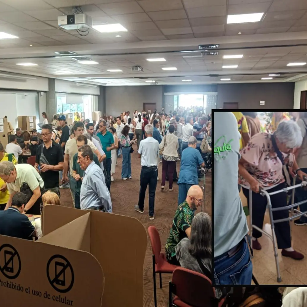 Adelante, una de las votantes que tuvo que llegar hasta el piso 11° para poder votar. Atrás, mesas de votación del centro comercial San Diego. FOTO: Cristian Álvarez.
