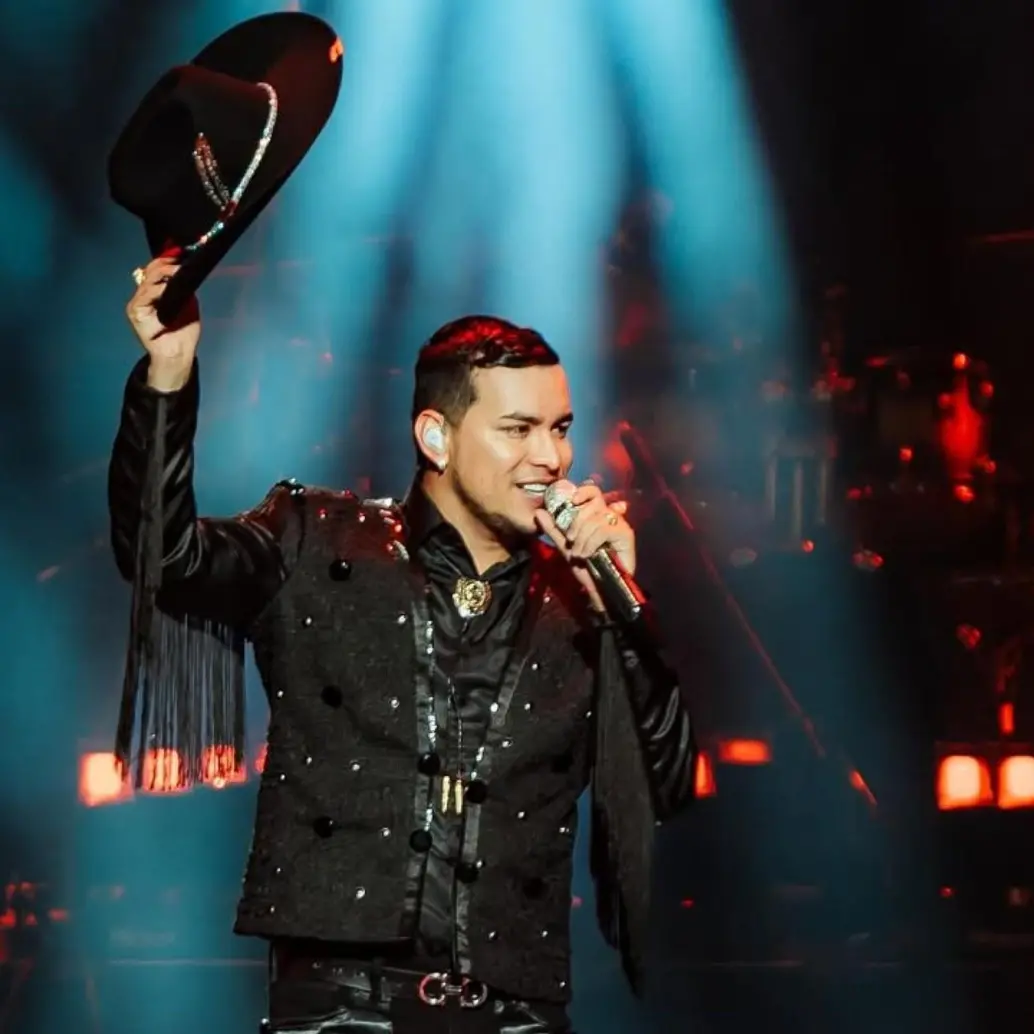 Yeison Jiménez se llevó aplausos y silbidos tras bajarse de un escenario de un concierto en el Diamante de Béisbol en Medellín. Foto: @yeison_jimenez