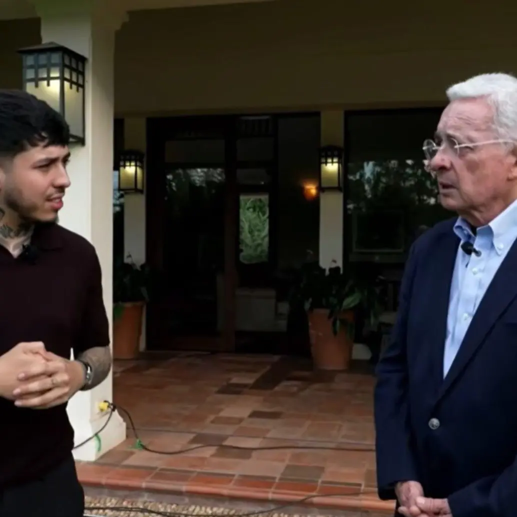 El creador de contenido Westcol entrevistó a Álvaro Uribe Vélez en Llanogrande. Foto: Captura de video redes sociales