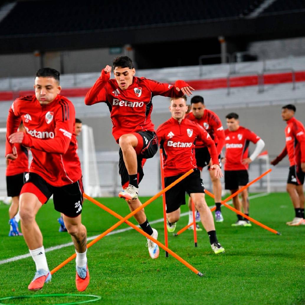 El colombiano Kevin Castaño (adelante), entre las actuales figuras de River Plate. Sus compatriotas Juan Fernando Quintero y Miguel Ángel Borja también hacen parte del plantel. FOTO X-RIVER