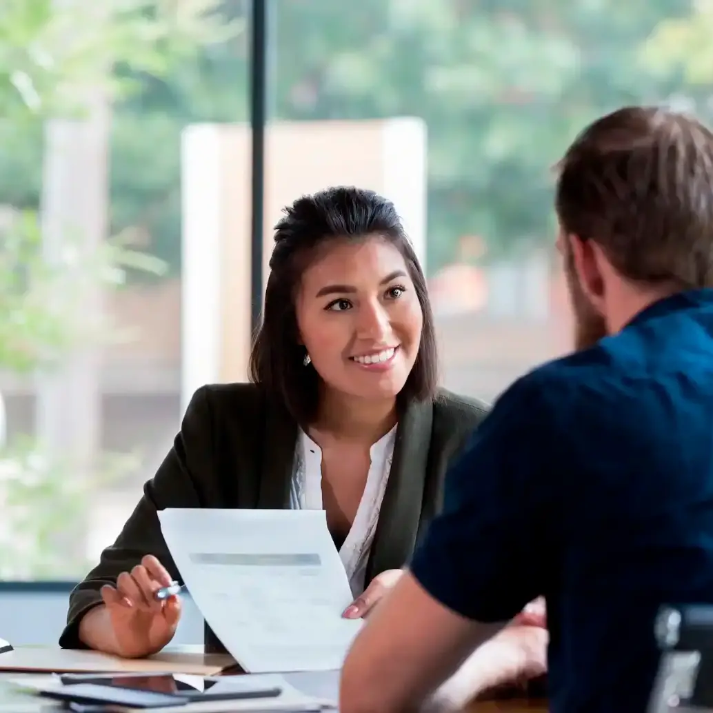 TCL ofrece empleo temporal en Colombia para fin de año con vacantes en ventas y servicio al cliente. FOTO: GETTY