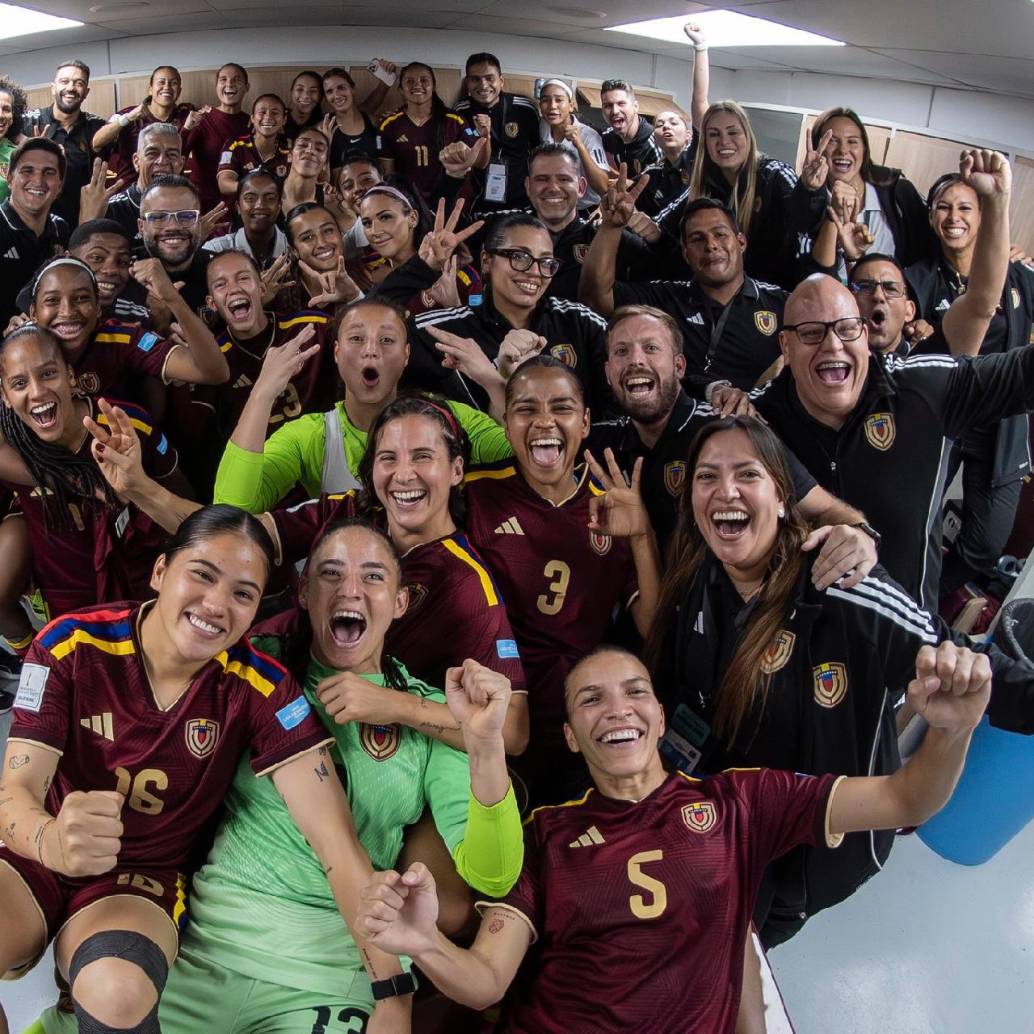 Las jugadoras de Venezuela tras su histórico triuunfo ante Perú. FOTO @FemeninoFVF