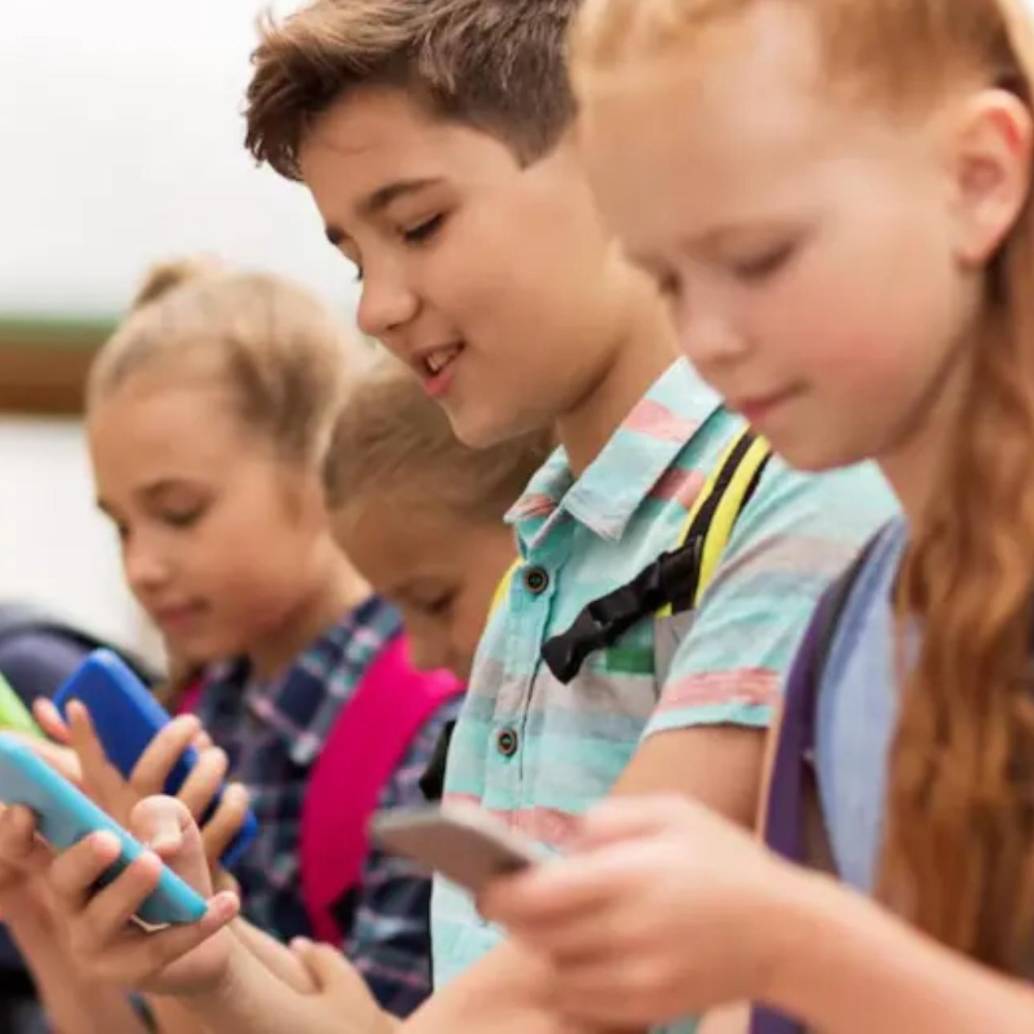 Esta nueva iniciativa legislativa respaldada por el presidente Emmanuel Macron intentará restringir la accesibilidad de jóvenes menores de 15 años a diversas plataformas. FOTO: Getty