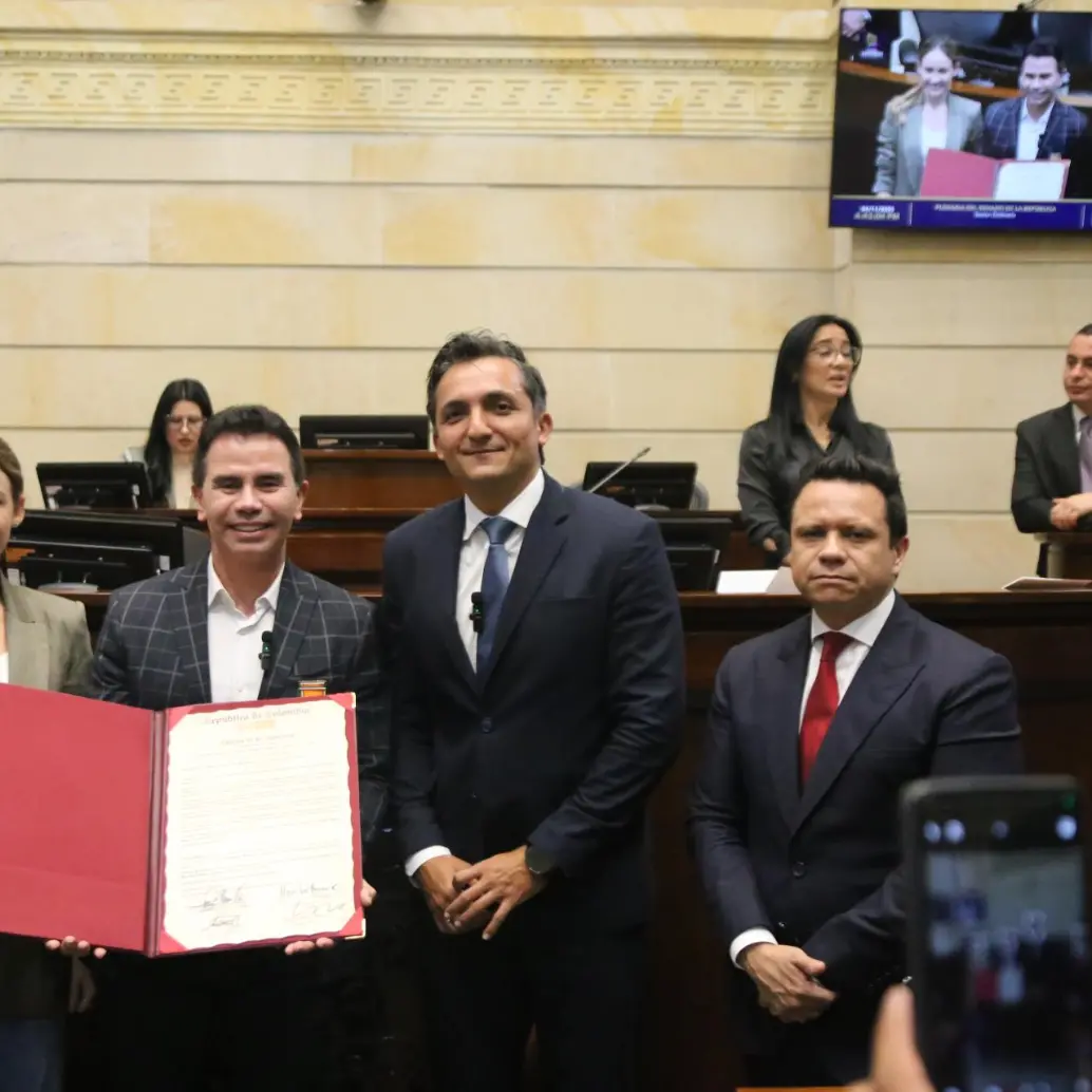 Johnny Rivera durante el acto de reconocimiento en el Senado de la República. FOTO Senado de la República