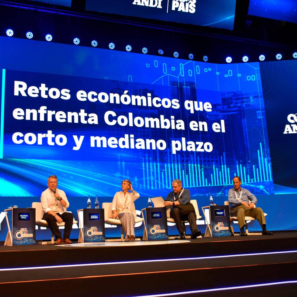 Juan José Echavarría, Mauricio Cárdenas y Juan Camilo Restrepo coincidieron en la urgencia de ajustar las finanzas públicas y recuperar la inversión para impulsar la economía colombiana. FOTO tomada de X