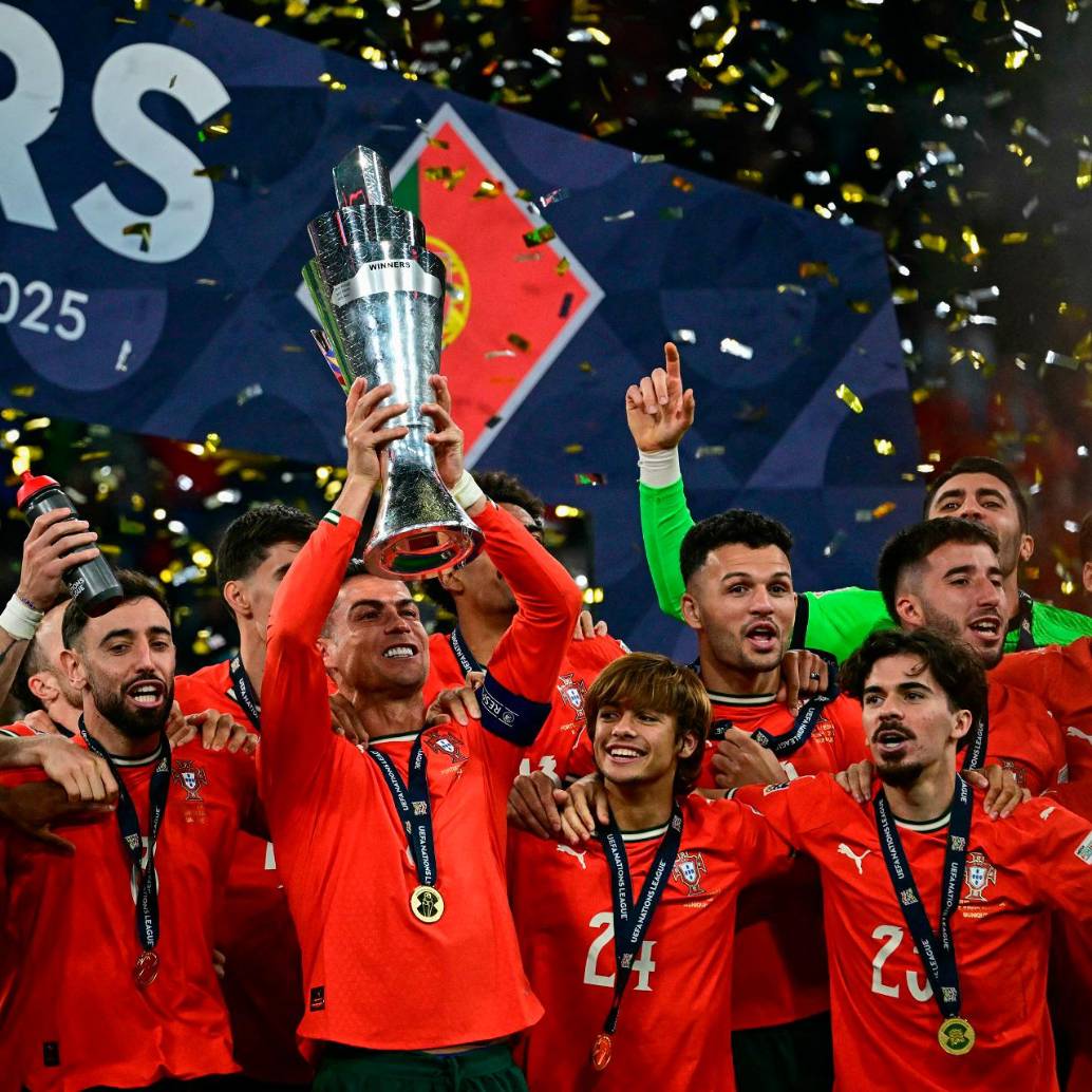 Cristiano Ronaldo levantó el tercer trofeo en su carrera con la selección de Portugal. FOTO: AFP