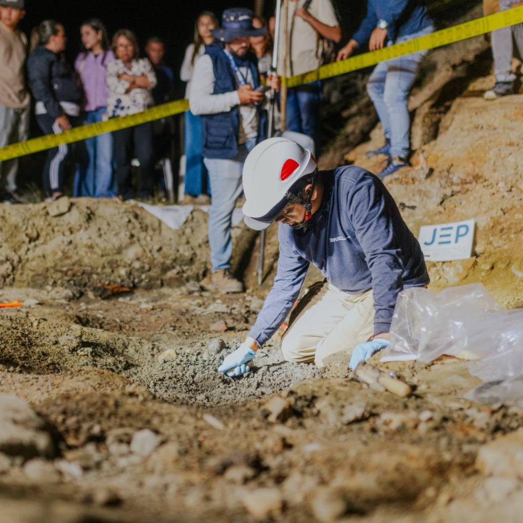 un perito forense realiza labores de búsqueda en La Escombrera. FOTO: Cortesía.