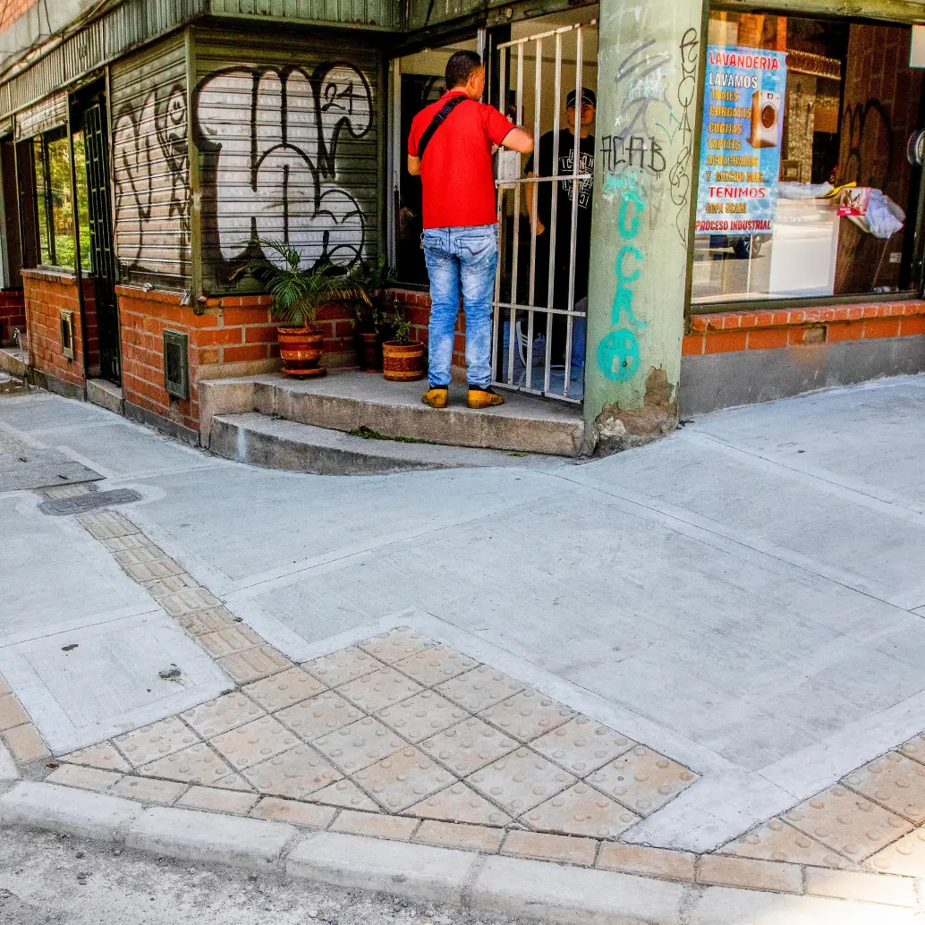 El barrio Bostón, en La Candelaria, es uno de los priorizados en las obras de construcción de andenes, pero las personas con discapacidad ven con preocupación que no los van a poder usar. <b><span class="mln_uppercase_mln"> </span></b>FOTO<b><span class="mln_uppercase_mln"> el colombiano</span></b>