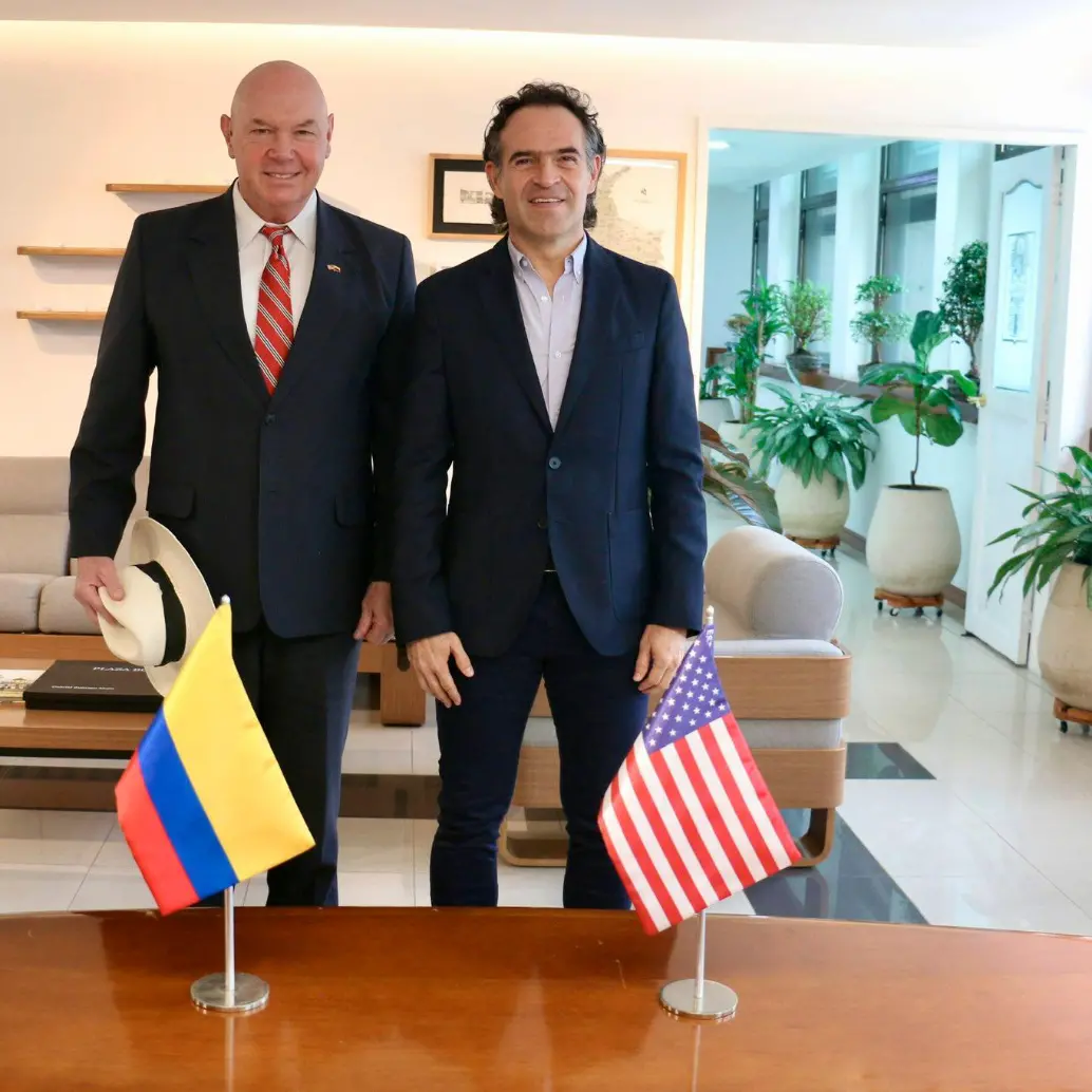 John McNamara y el alcalde Federico Gutiérrez, intercambiaron mensajes afectuosos. FOTO: CORTESÍA ALCALDÍA