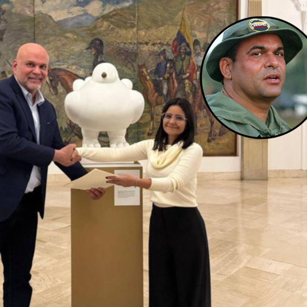 Salvatore Mancuso posó junto a la directora del Dapre, Angie Rodríguez en el salón donde está ubicada la emblemática paloma de la paz de Fernando Botero. Fotos: @MancusoSalvat y Colprensa