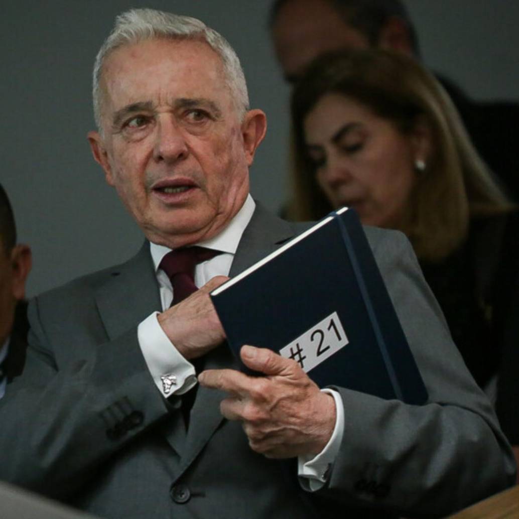Álvaro Uribe Vélez hizo uso de su apelación de manera inmediata y argumentó que todo se trata de un “juicio político” en su contra, luego de conocer la condena de 12 años de prisión domiciliaria. FOTO: Colprensa