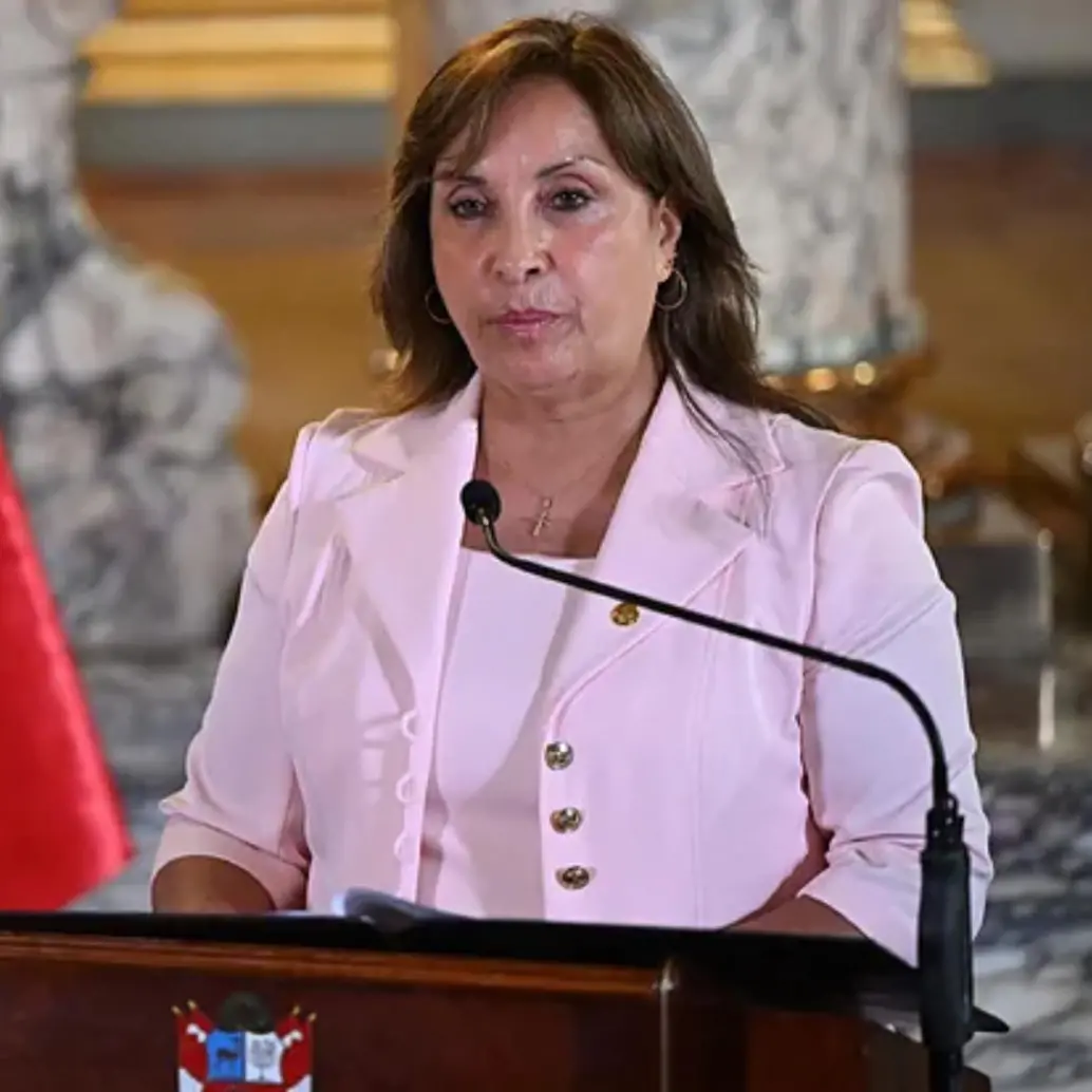 El Consejo de Ministros de Perú aprobó este miércoles incrementar el sueldo de la presidenta Dina Boluarte de 16.000 soles a 35.568 soles mensuales. FOTO: AFP