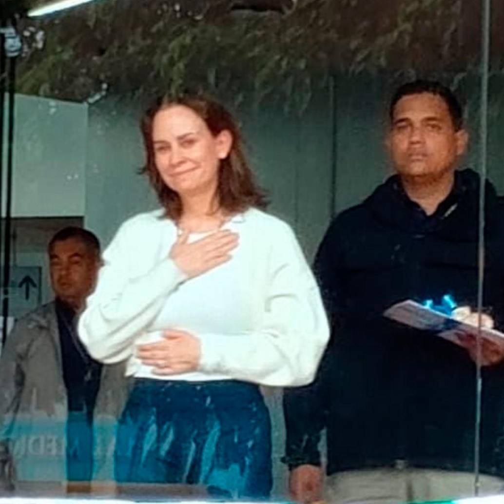 María Claudia Tarazona agradeciendo a las personas que se acercan a la Fundación Santa Fe de Bogotá a orar por la salud de Miguel Uribe Turbay. FOTO: Tomada de redes sociales