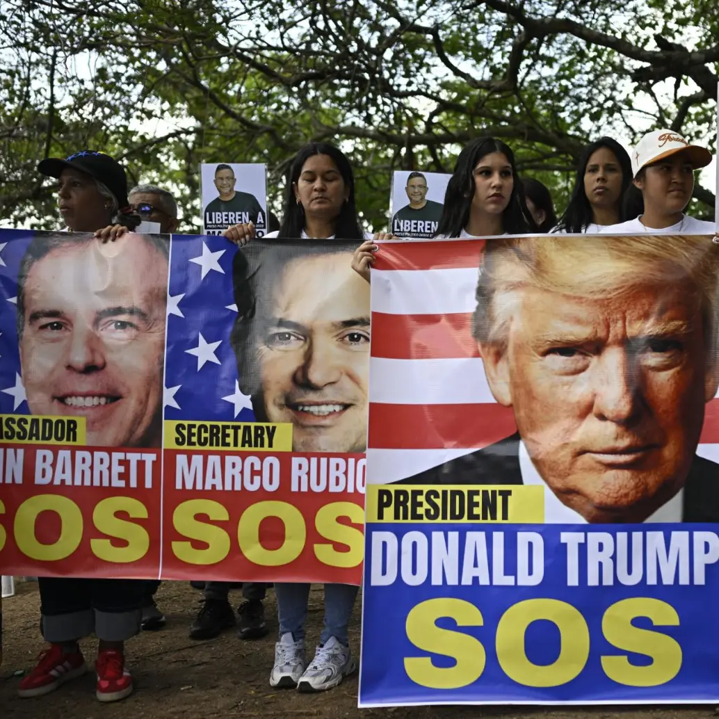 Con lágrimas, banderas estadounidenses y el dolor a flor de piel, unas 40 personas cumplen dos semanas acampando frente a la embajada de Estados Unidos en Caracas. FOTO: AFP