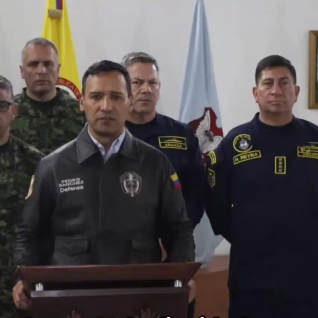 El ministro dio el anuncio acompañado de diferentes funcionarios de la Fuerza Pública. Foto: captura de video.